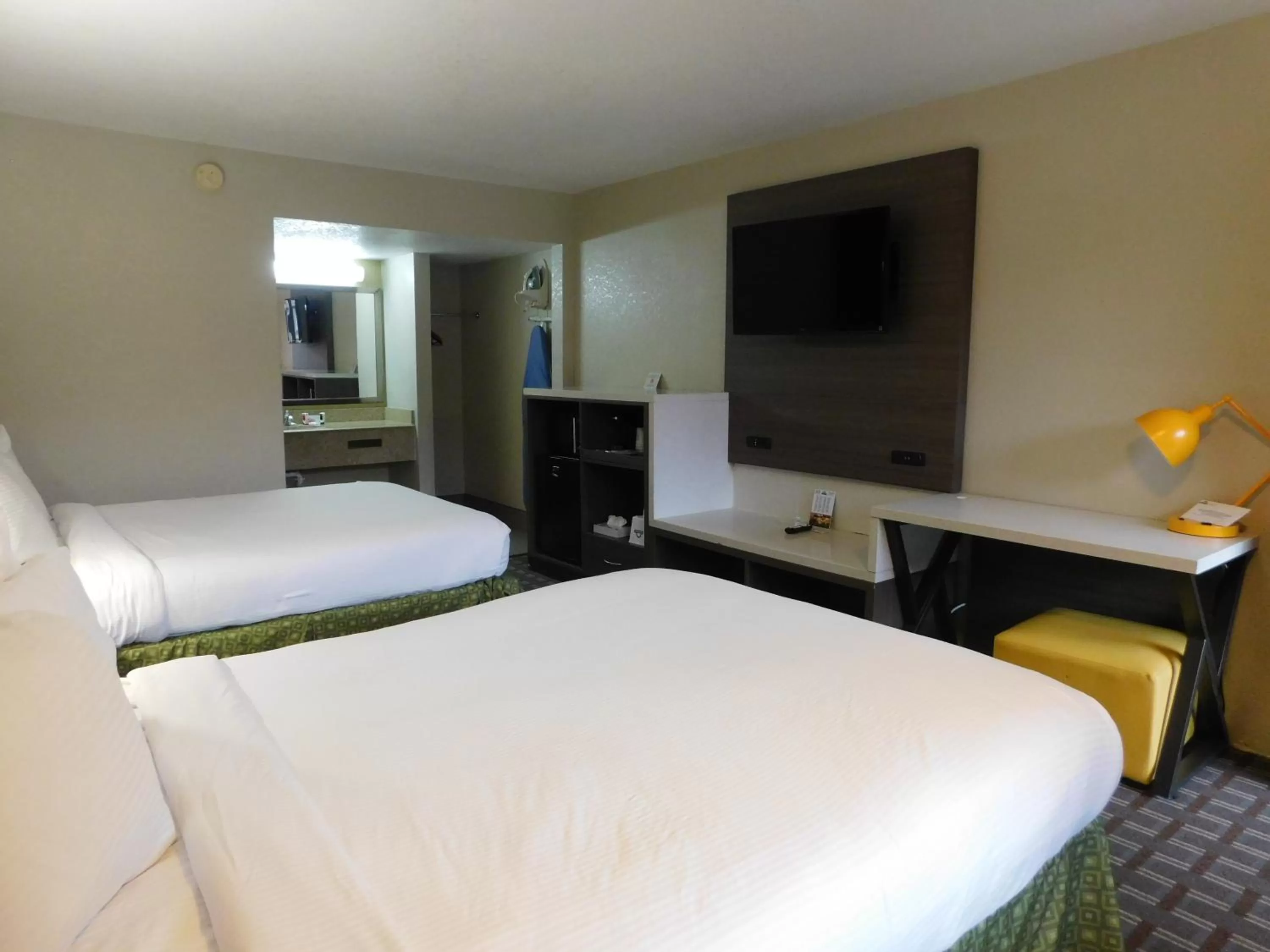 Bed in Days Inn & Suites by Wyndham Downtown Gatlinburg Parkway
