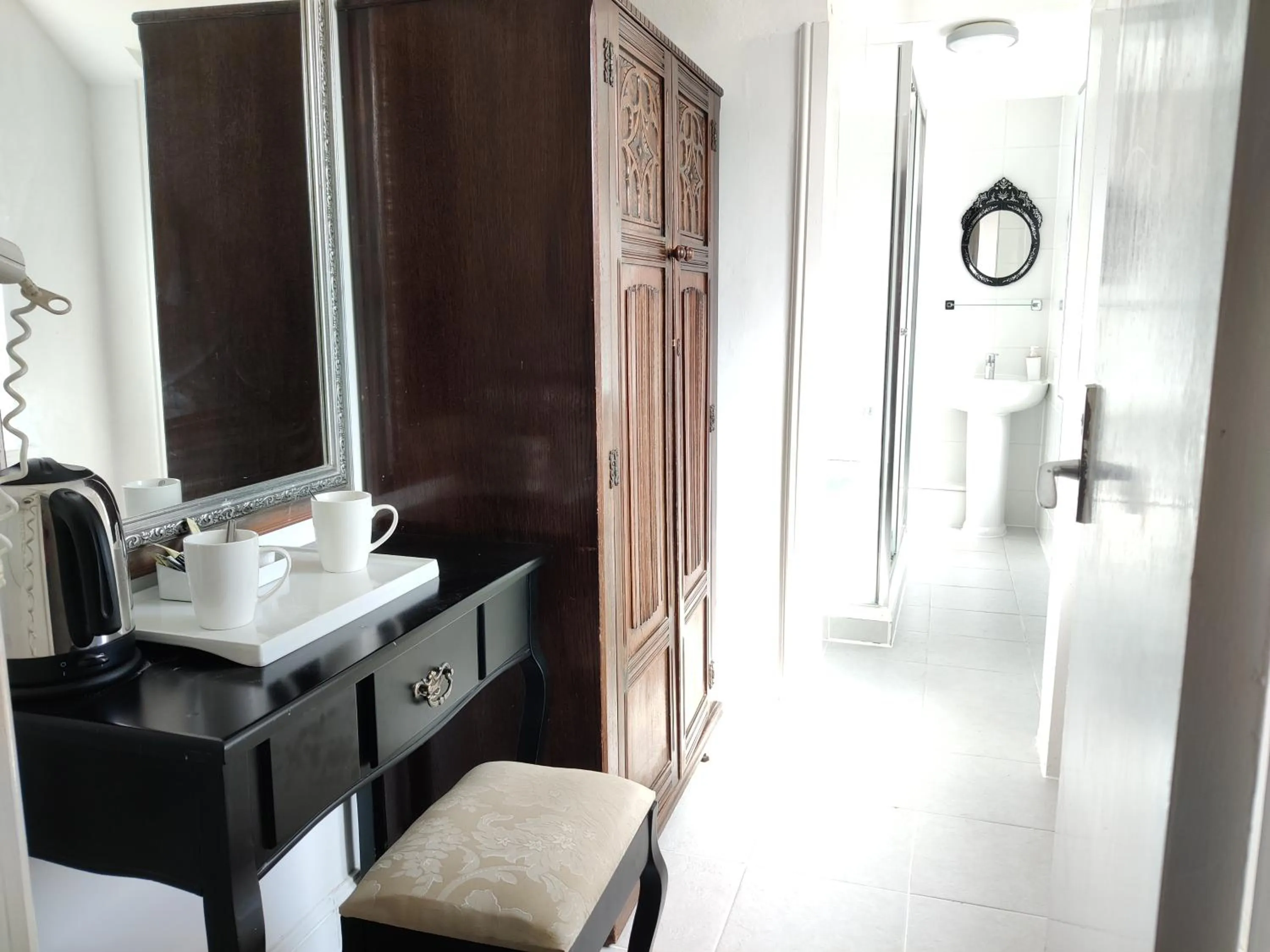 Bathroom in Wentworth House - Free Parking