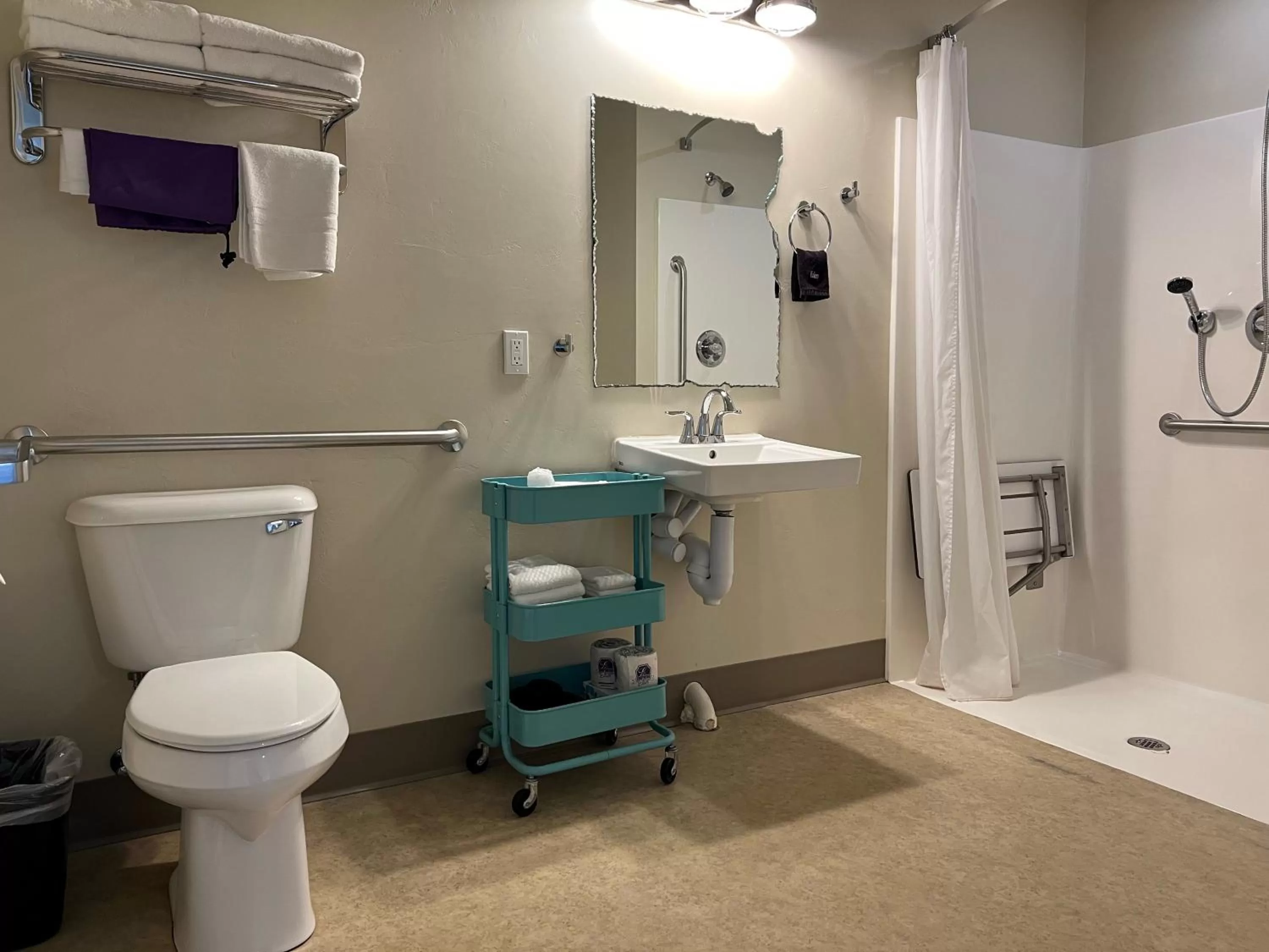 Bathroom in Julie's Park Cafe & Motel