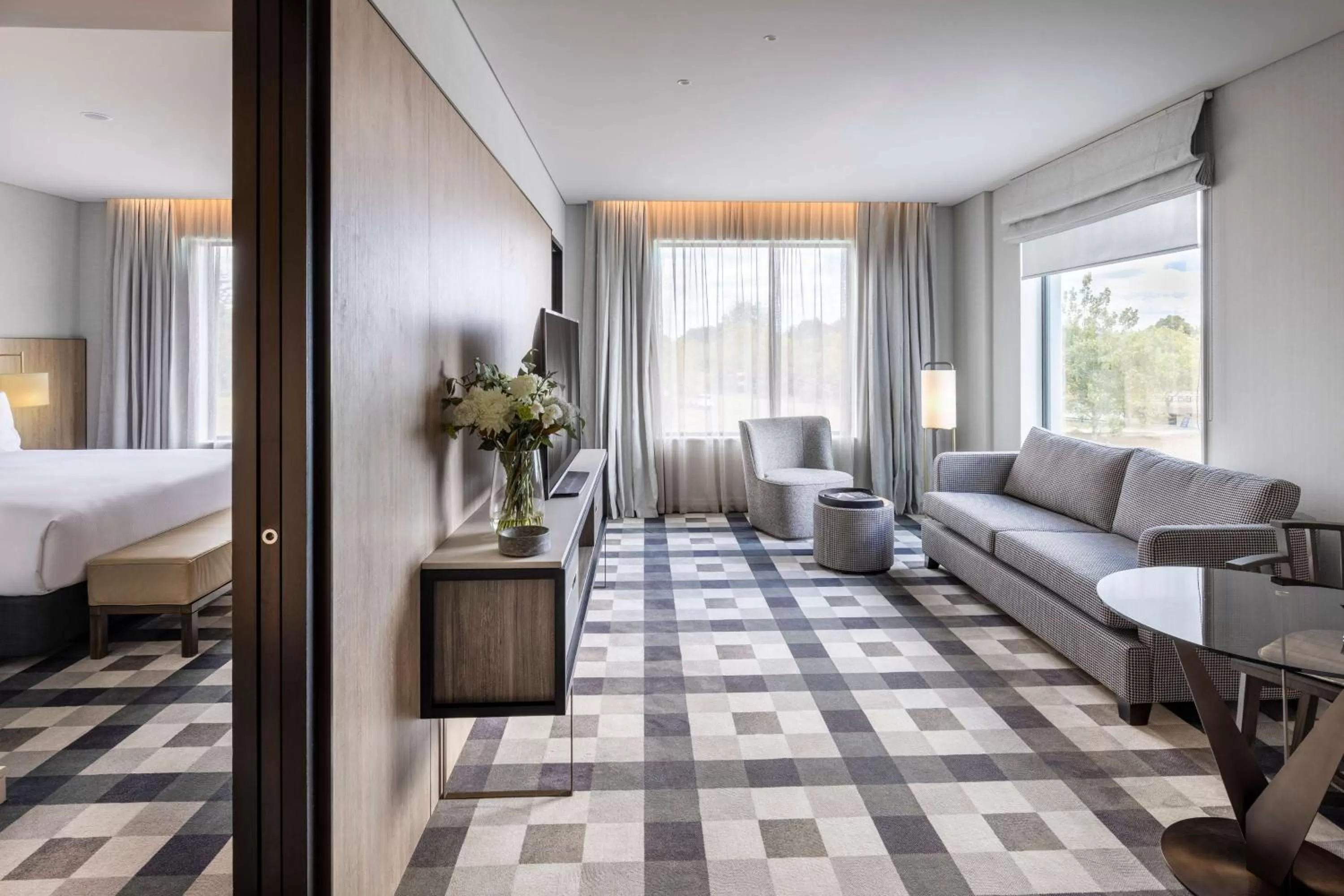 Living room, Bed in DoubleTree By Hilton Auckland Karaka