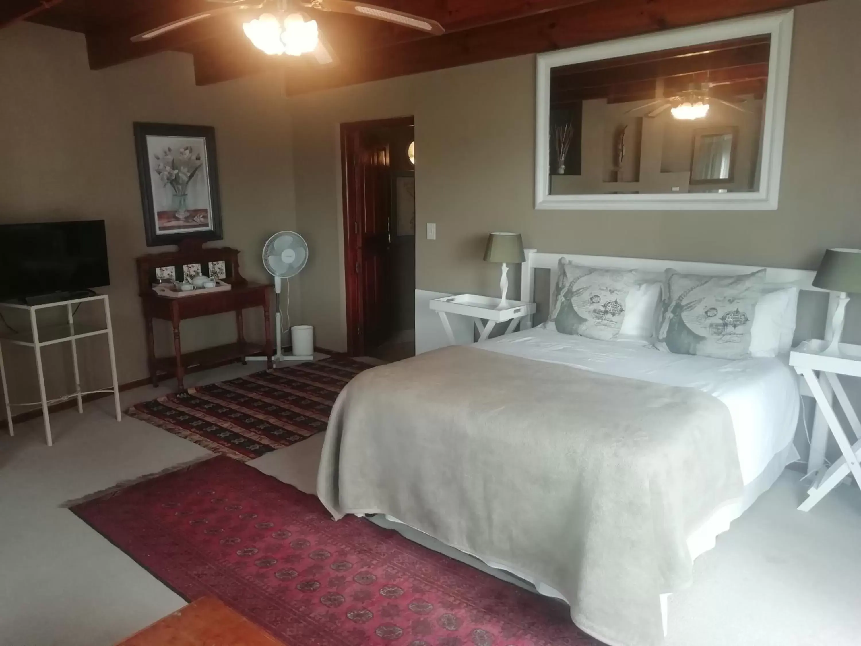 Double Room with Sea View - single occupancy in Point Lodge Knysna Double Room with Sea View - single occupancy in Point Lodge Knysna