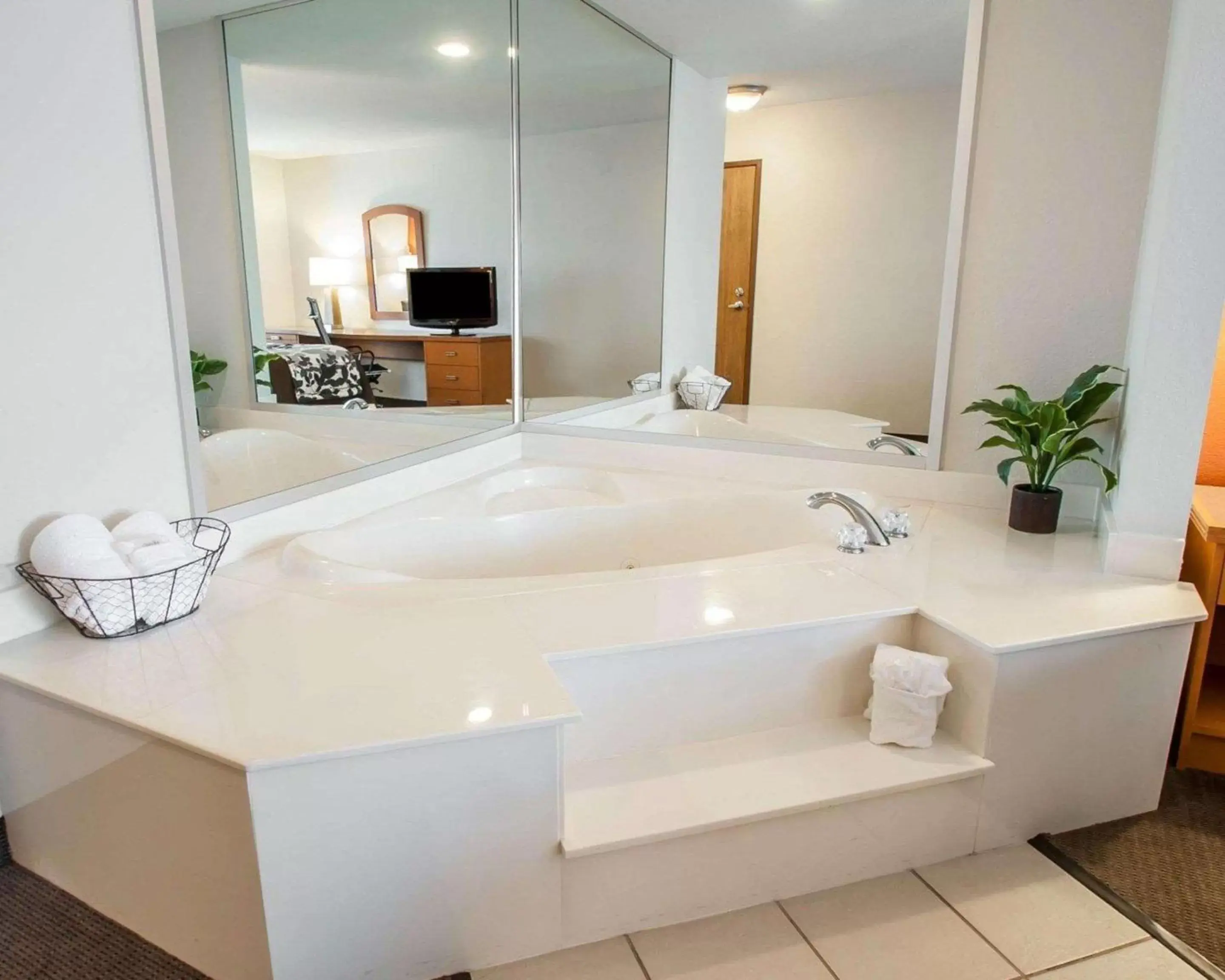 King Suite with Whirlpool - Non-Smoking in Sleep Inn & Suites Lake of the Ozarks King Suite with Whirlpool - Non-Smoking in Sleep Inn & Suites Lake of the Ozarks