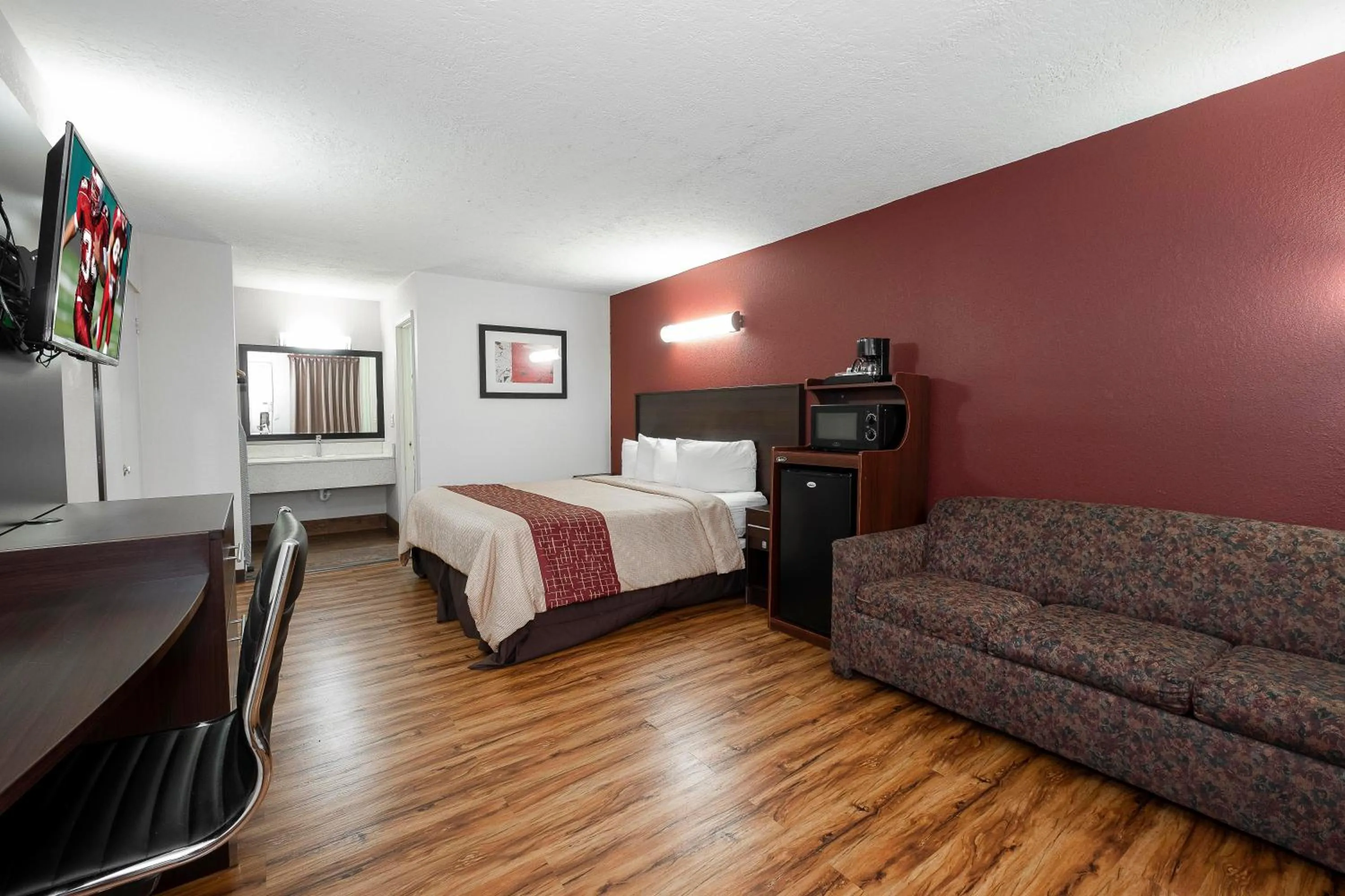 Photo of the whole room in Red Roof Inn Starkville - University