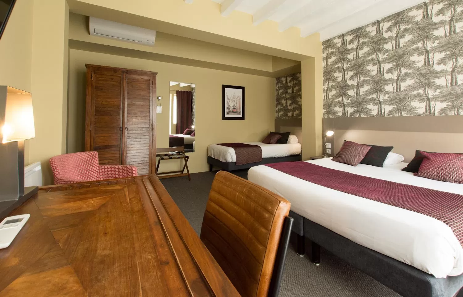 Bed in Logis Hôtel Le Vert Galant