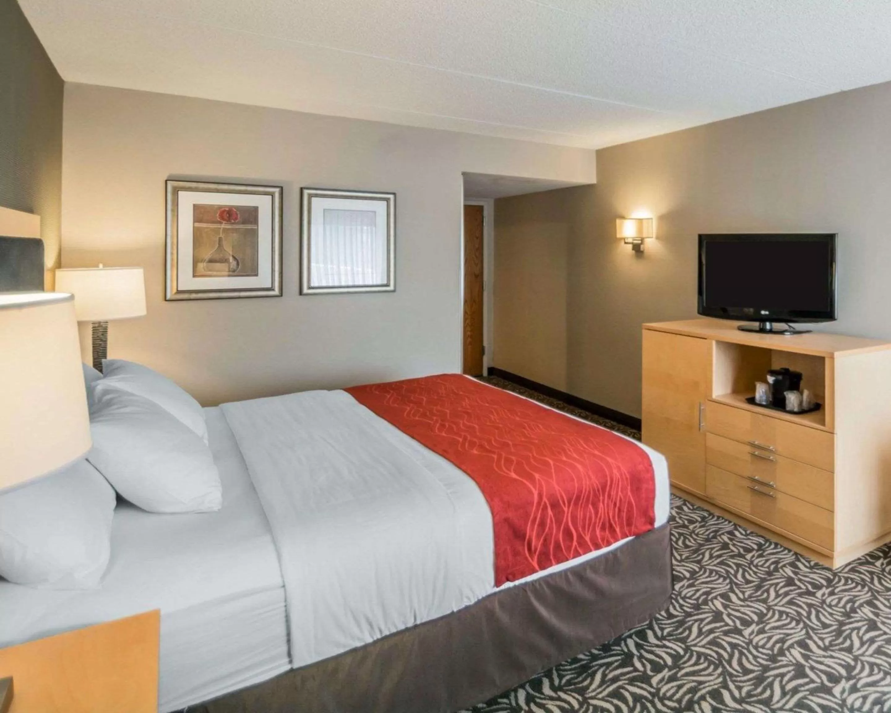 Photo of the whole room, Bed in Comfort Inn - NYS Fairgrounds