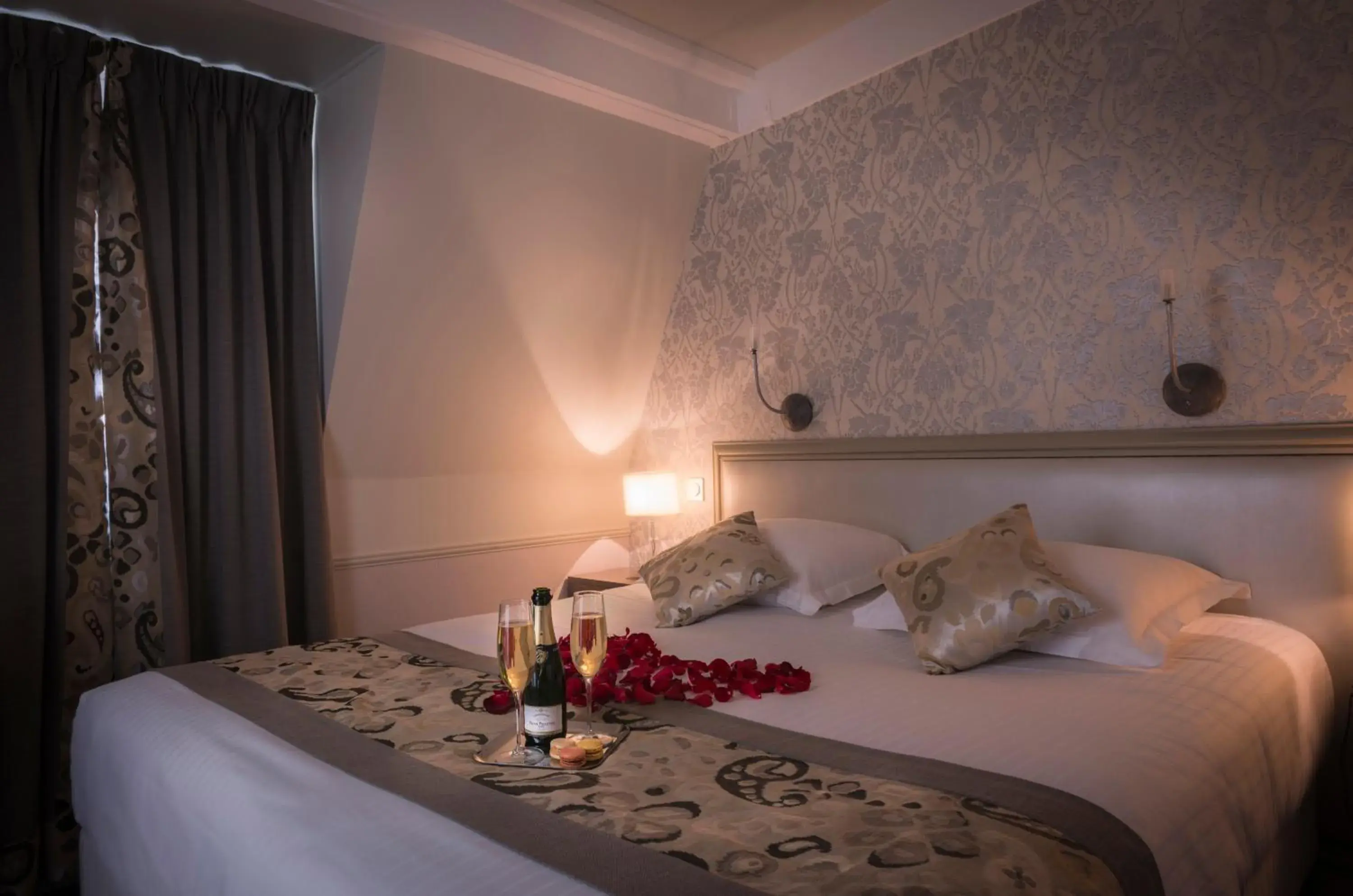 Superior Double Room in Hotel Monceau Wagram Superior Double Room in Hotel Monceau Wagram