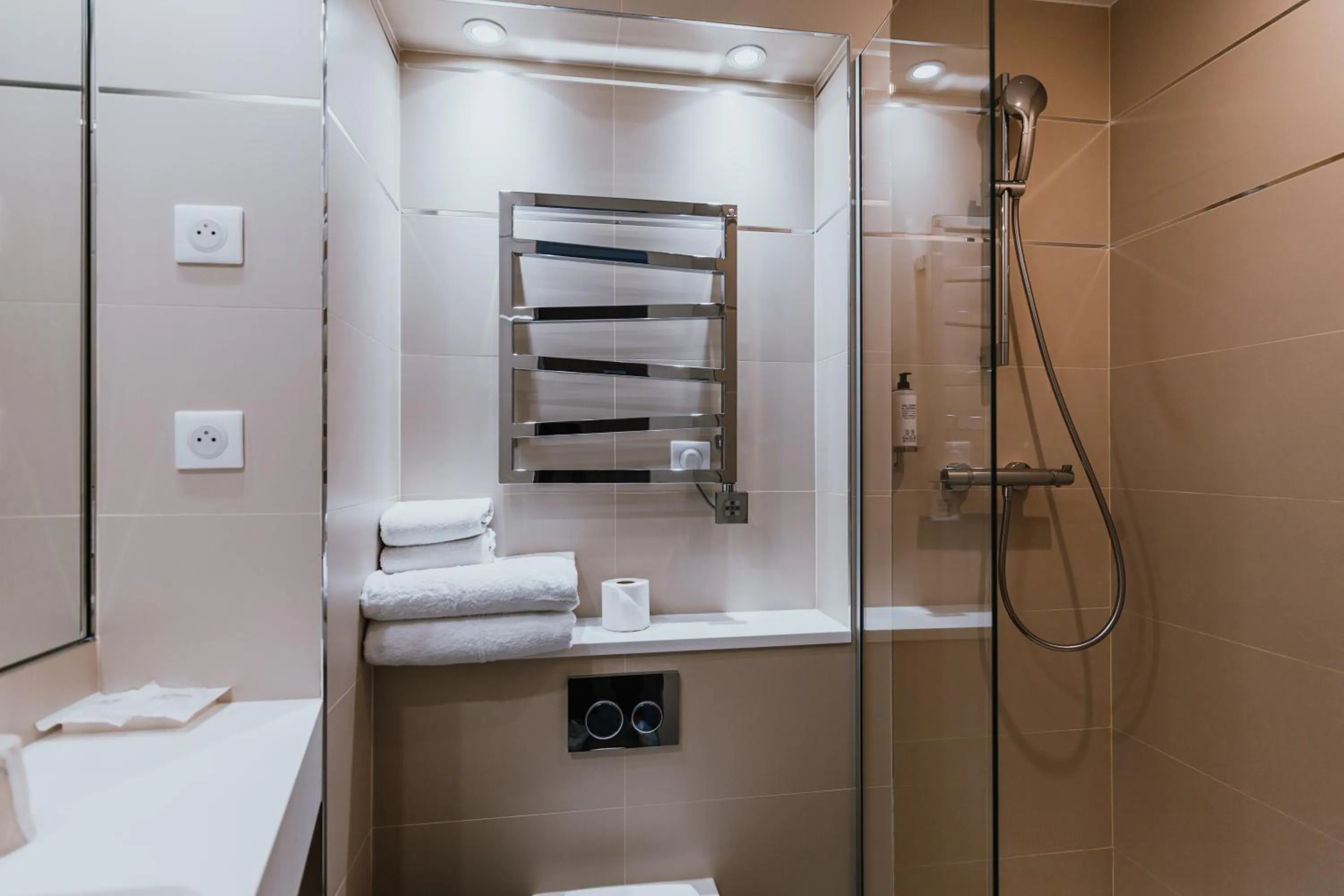 Bathroom in Hotel Apolonia Paris Mouffetard, Sure Hotel Collection by Best Western