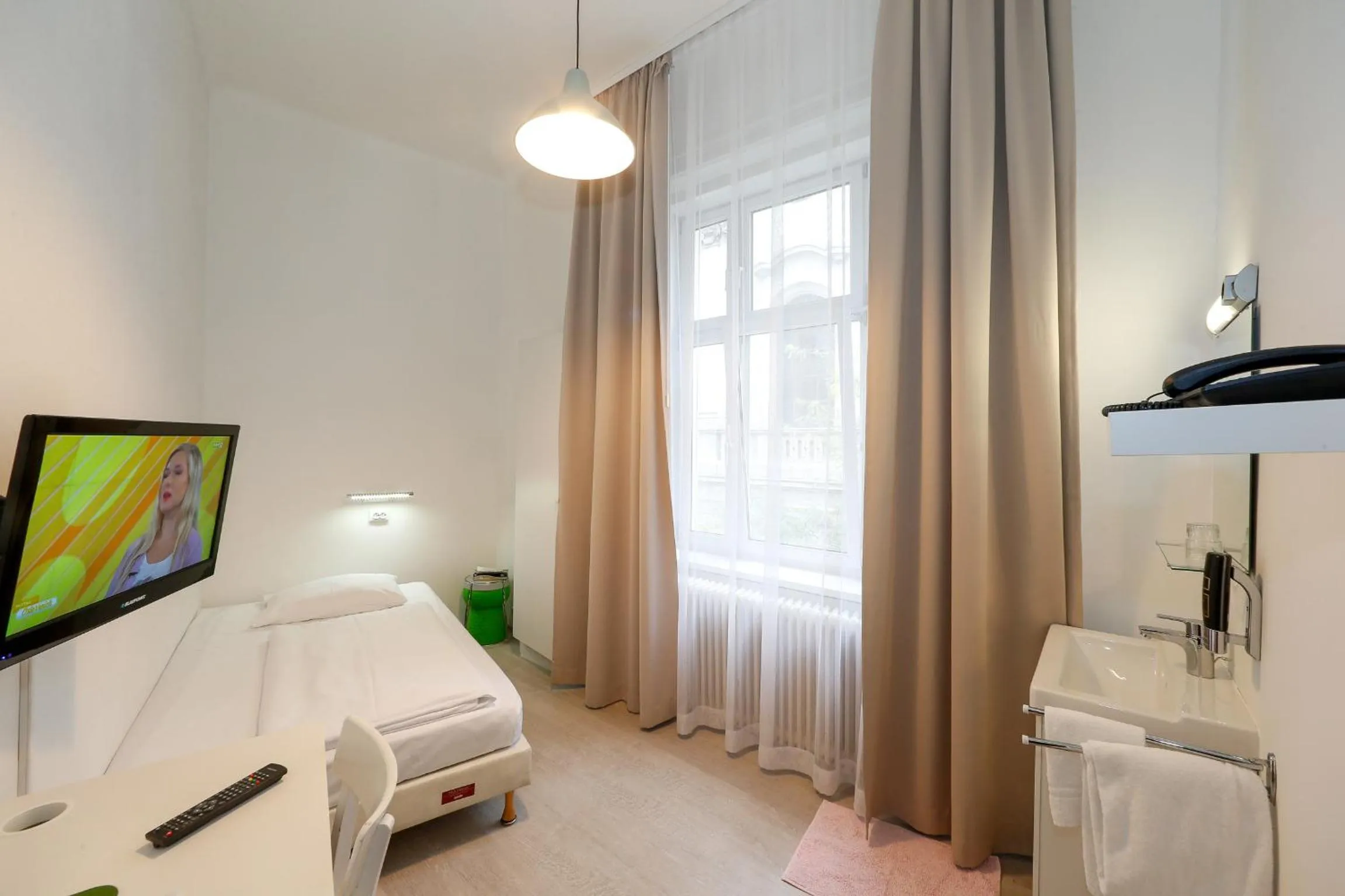 Bed in Timeout City Hotel, 5 min to city center, Self Check In