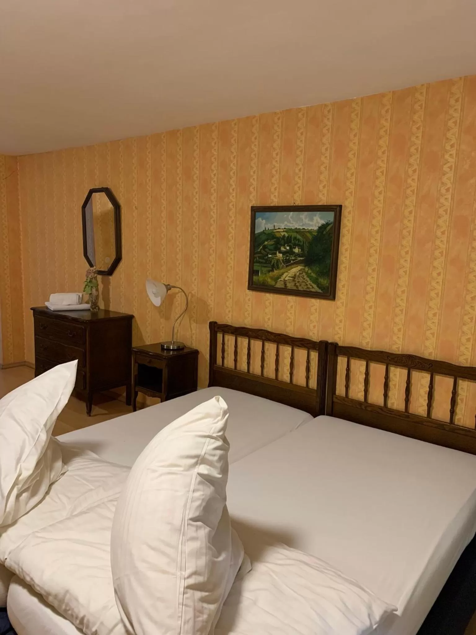 Bed in Hotel Restaurant El Greco bei der Taffingsmühle