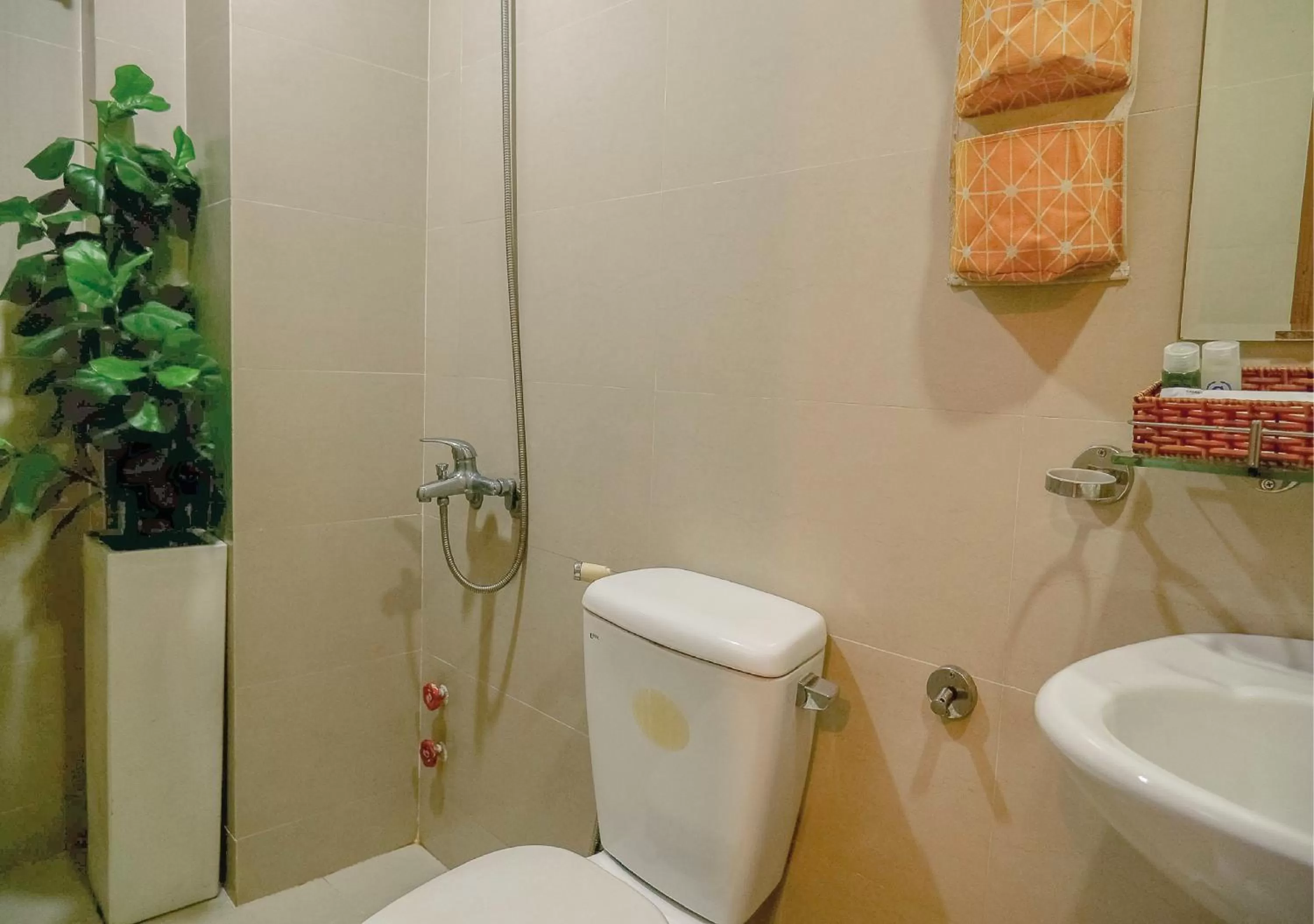 Shower in Galaxy Boutique Sai Gon Central Hotel