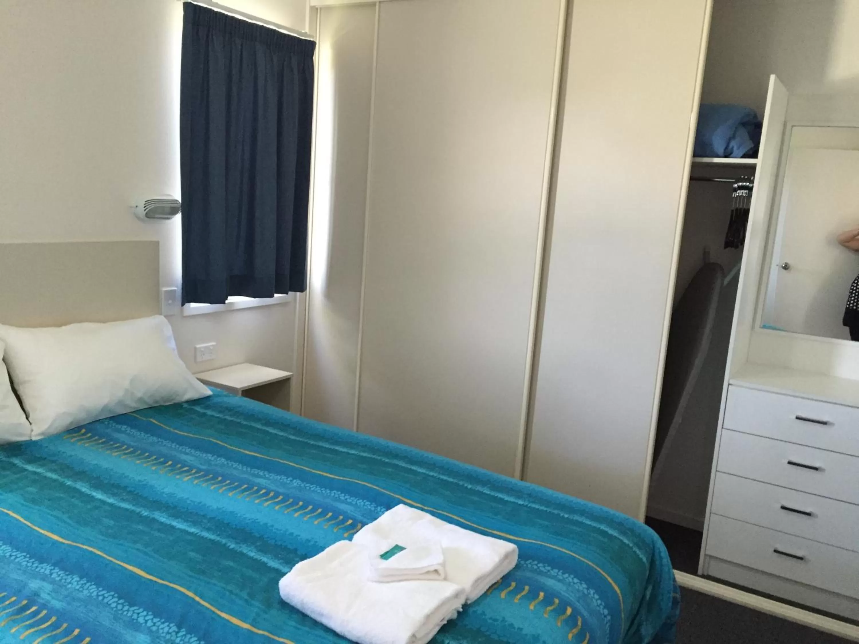 Photo of the whole room, Bed in Peace Resorts - Jervis Bay Holiday Cabins in Sussex Inlet