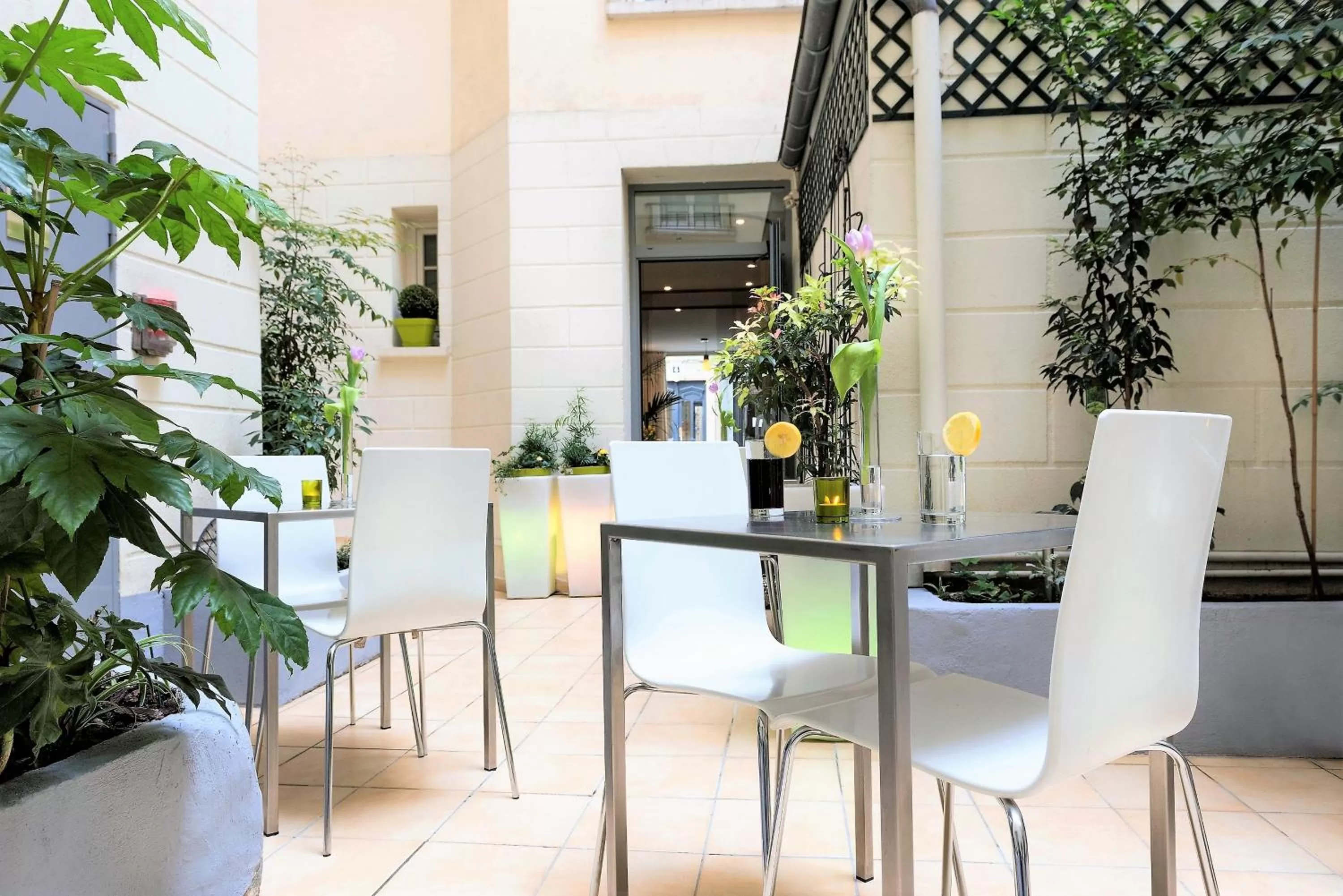Patio in Hotel Glasgow Monceau by Patrick Hayat