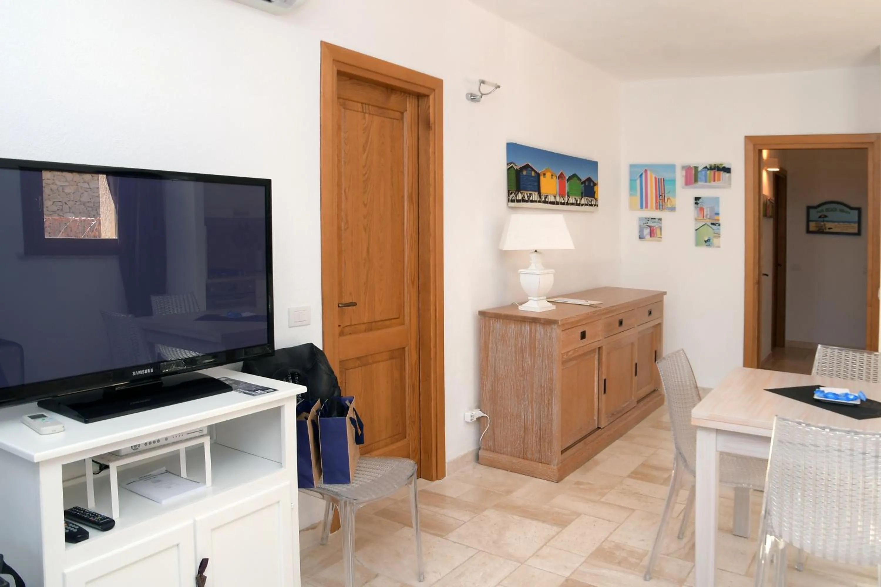 Communal lounge/ TV room in Dolce Vita Boutique Hotel