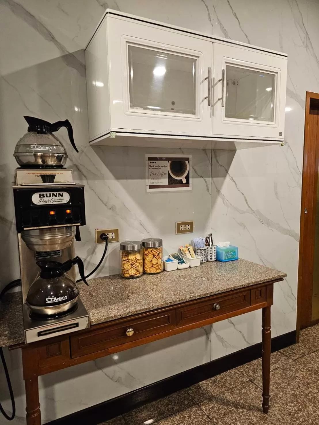 Kitchen/Kitchenette in Dynasty Inn