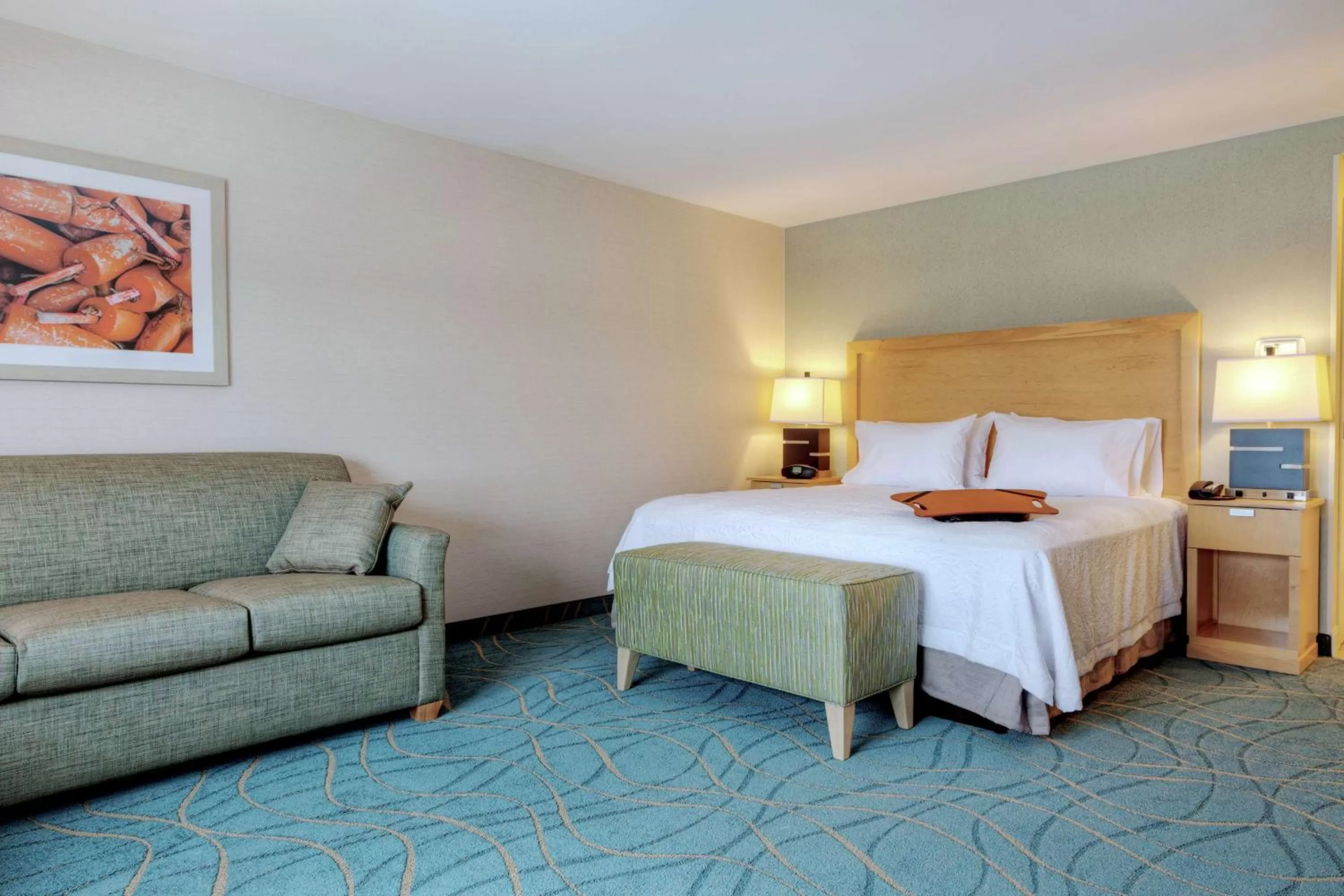 Living room, Bed in Hampton Inn Bar Harbor