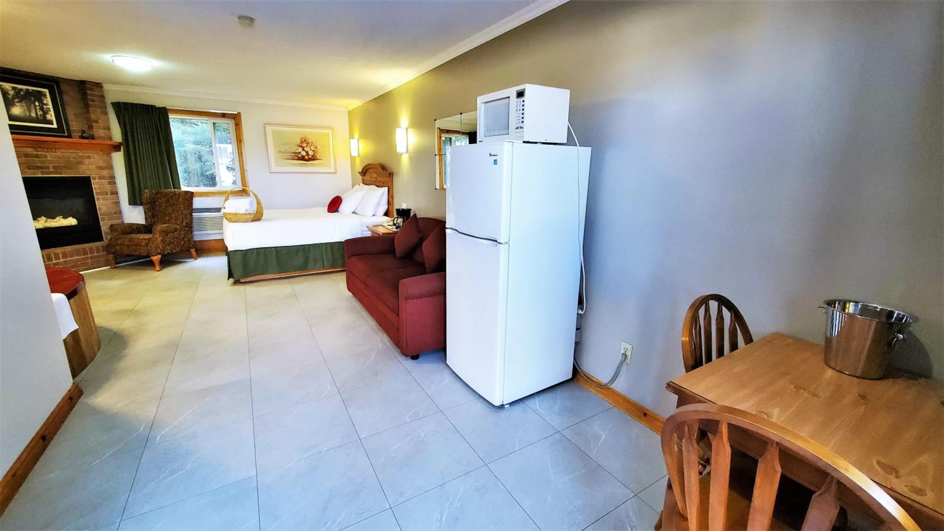 Bed in Knights Inn Colonial Fireside Inn