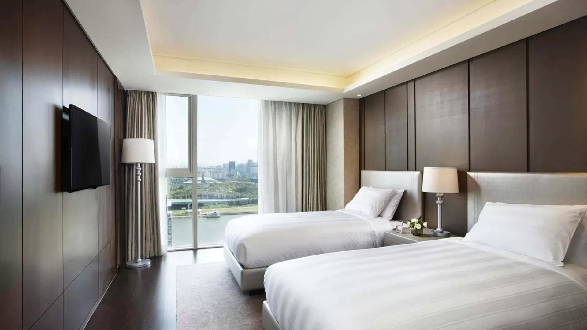 Bed in LOTTE CITY HOTEL Daejeon