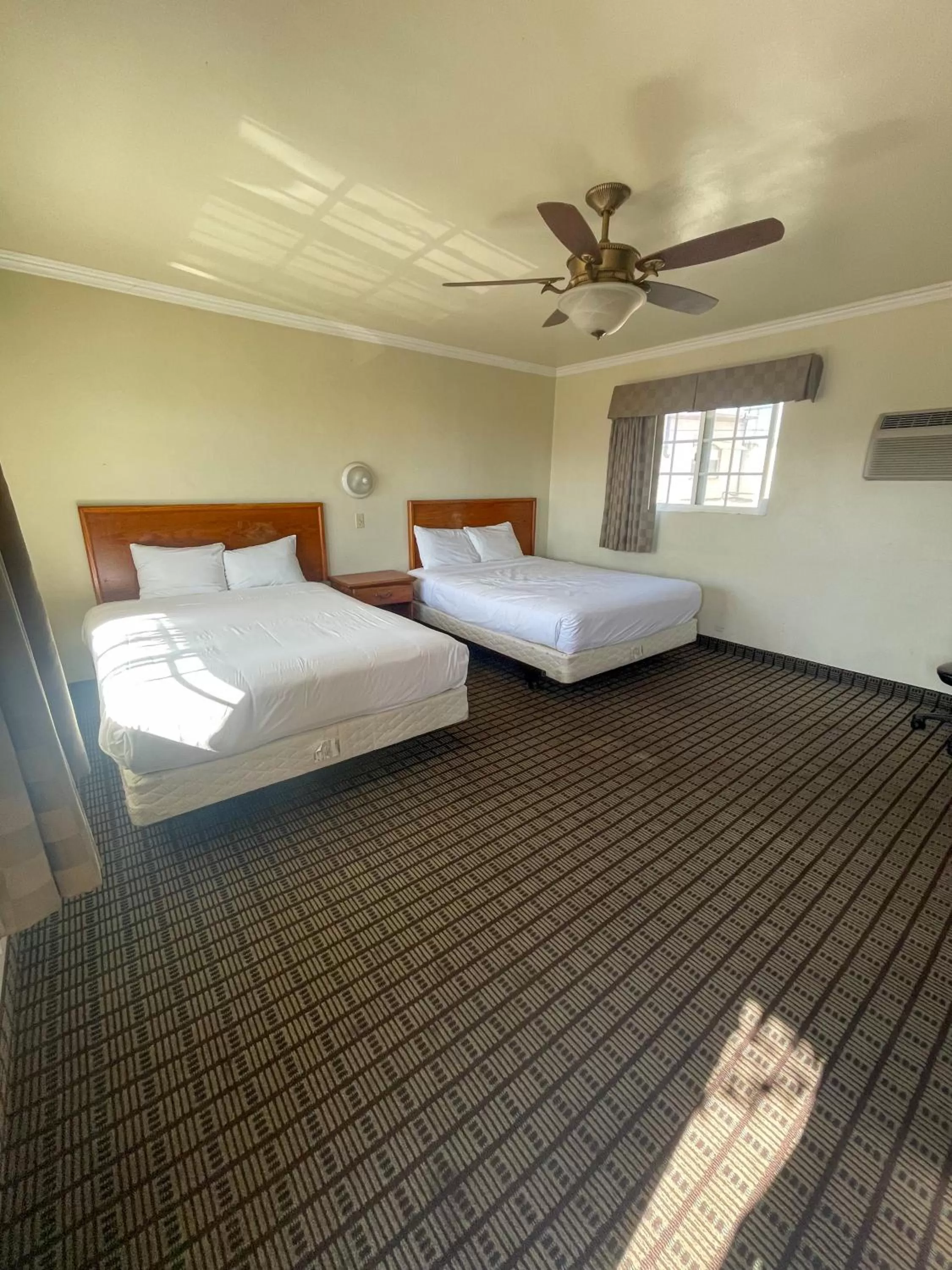 Queen Room with Two Queen Beds - Non-Smoking in Viking Motel-Ventura
