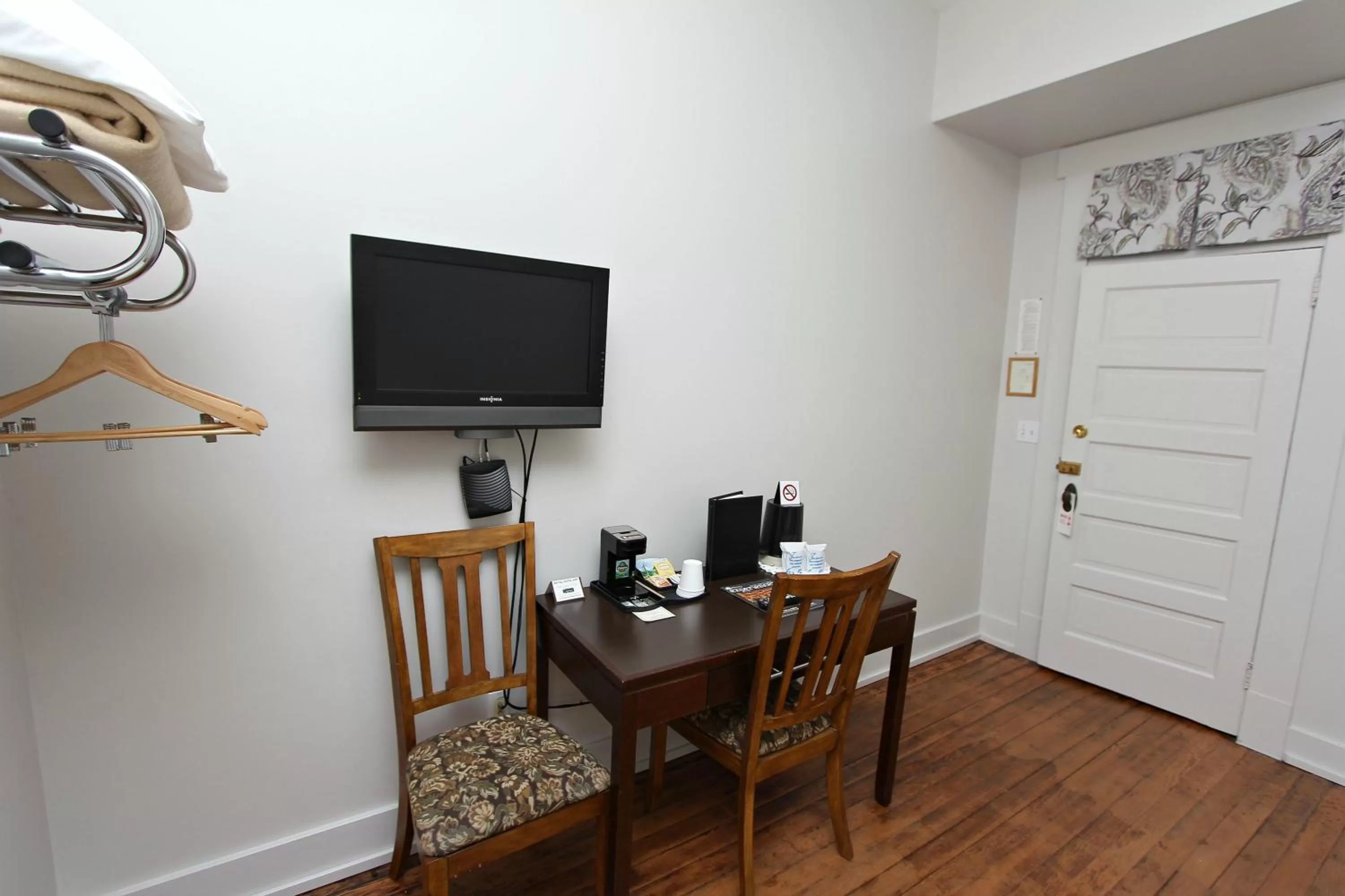 TV and multimedia, TV/Entertainment Center in Royal Hotel Chilliwack