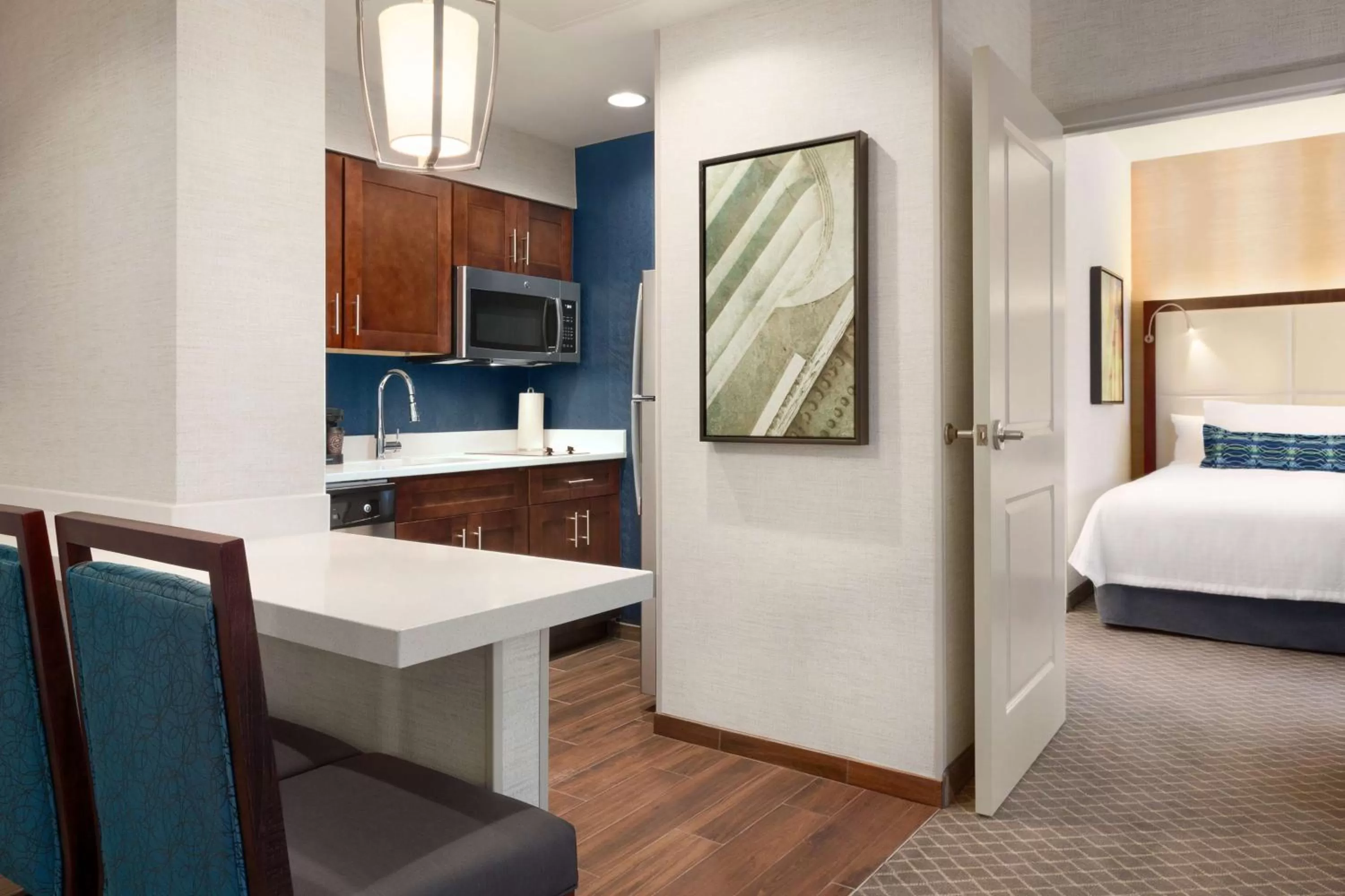Living room, Bed in Homewood Suites By Hilton Arlington Rosslyn Key Bridge