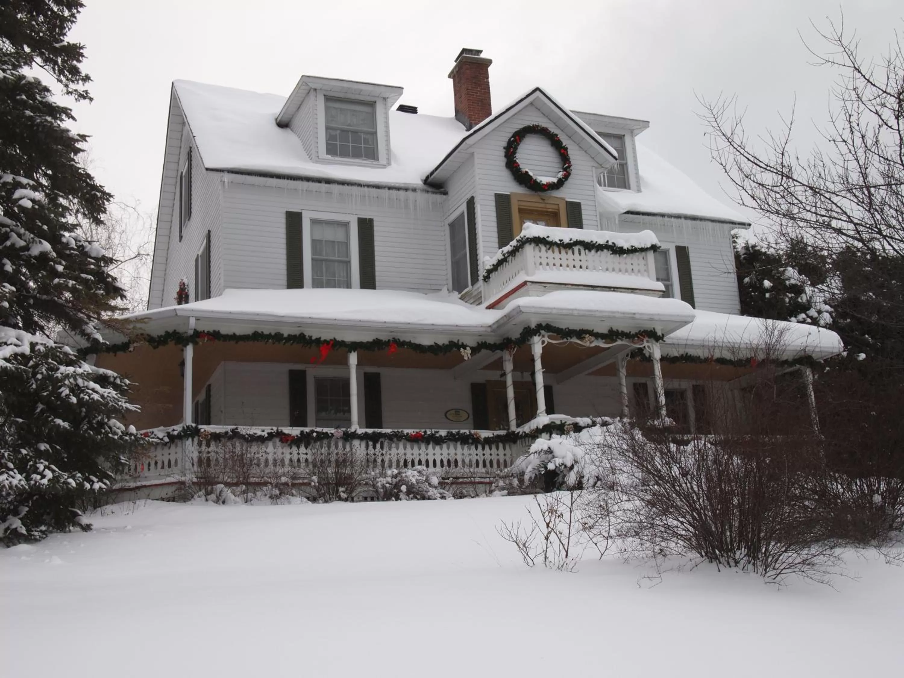 Facade/entrance in Au Manoir de la rue Merry