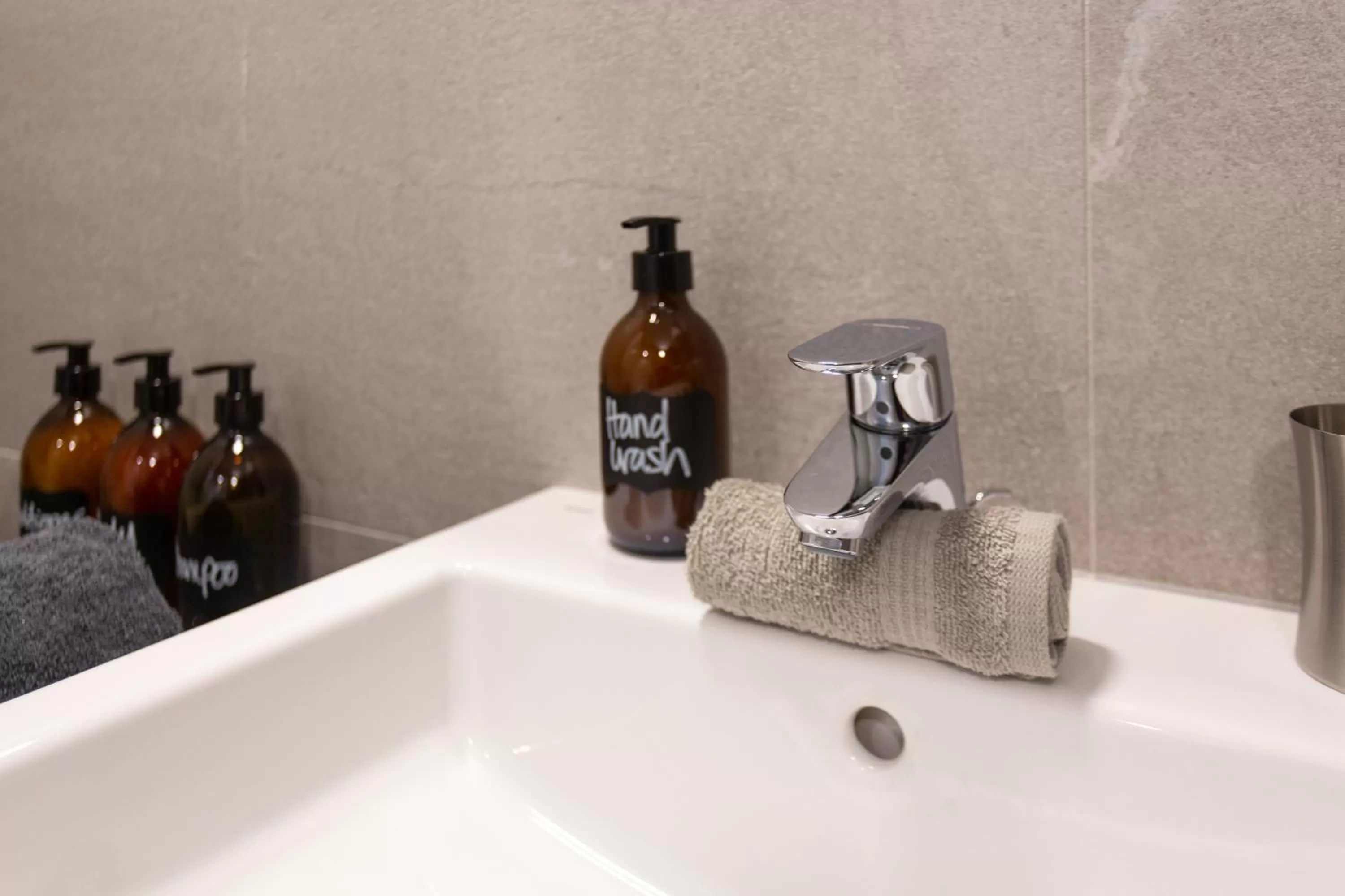 Bathroom in Urban Style Apartments by Loft