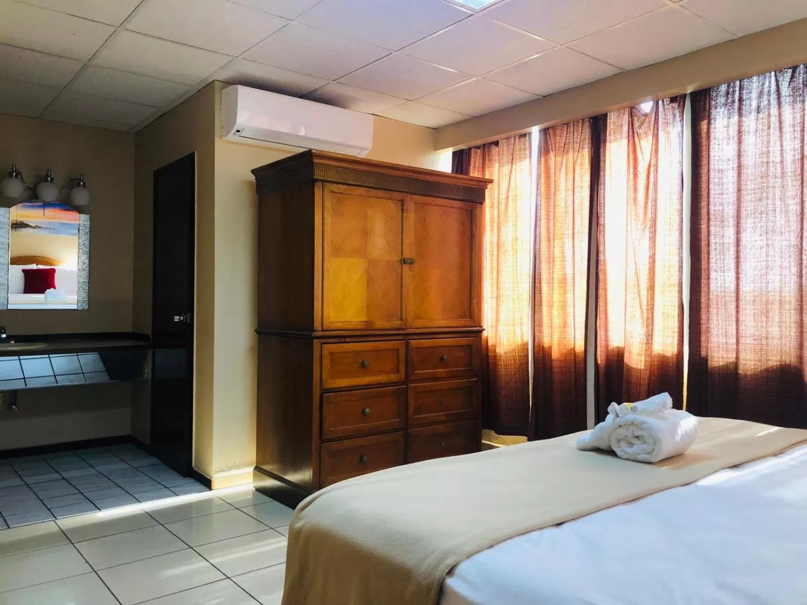 Bedroom, TV/Entertainment Center in Arecibo Inn