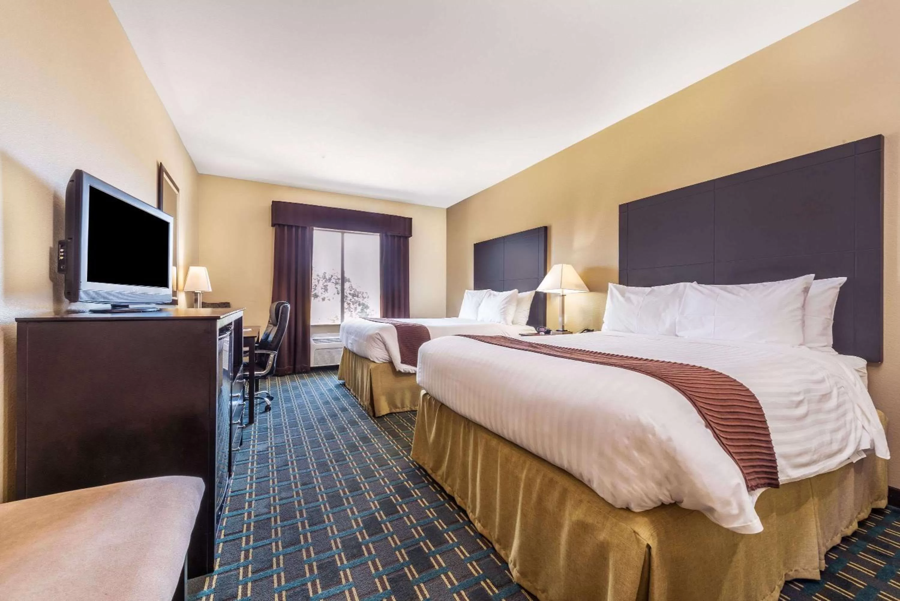 Photo of the whole room, Bed in Days Inn & Suites by Wyndham Mineral Wells