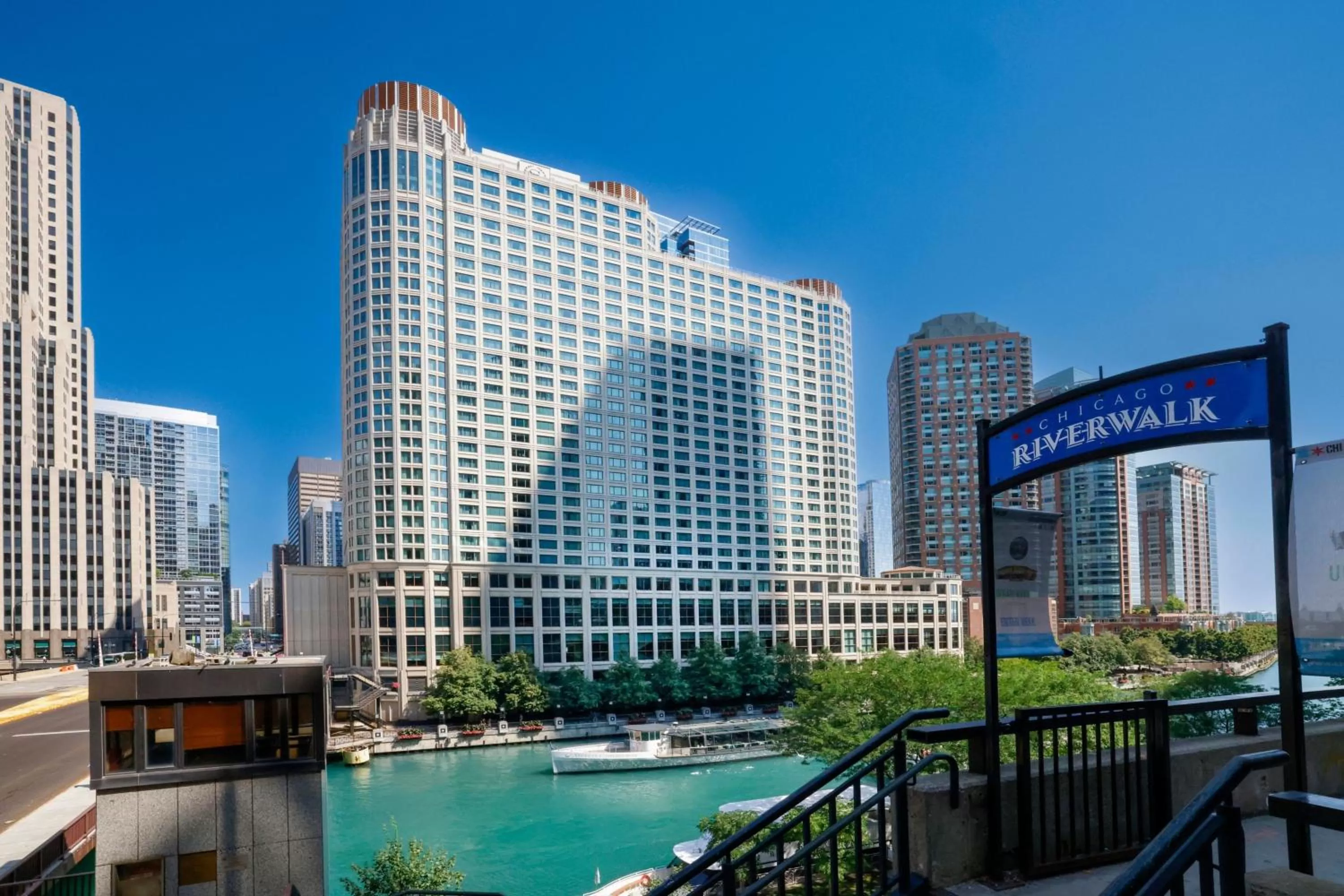 Property building in Sheraton Grand Chicago Riverwalk