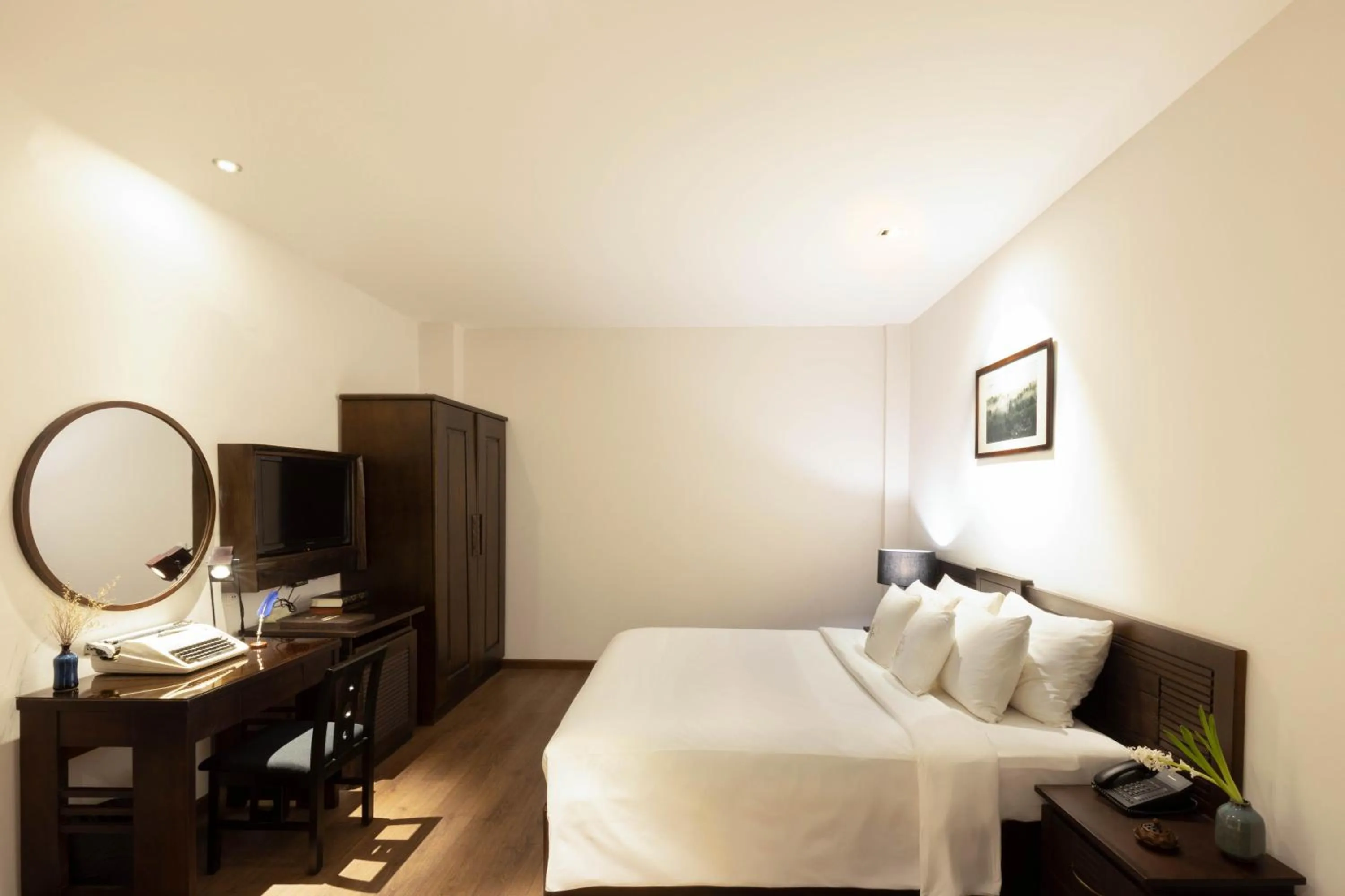 Photo of the whole room, Bed in Cochin Zen Hotel