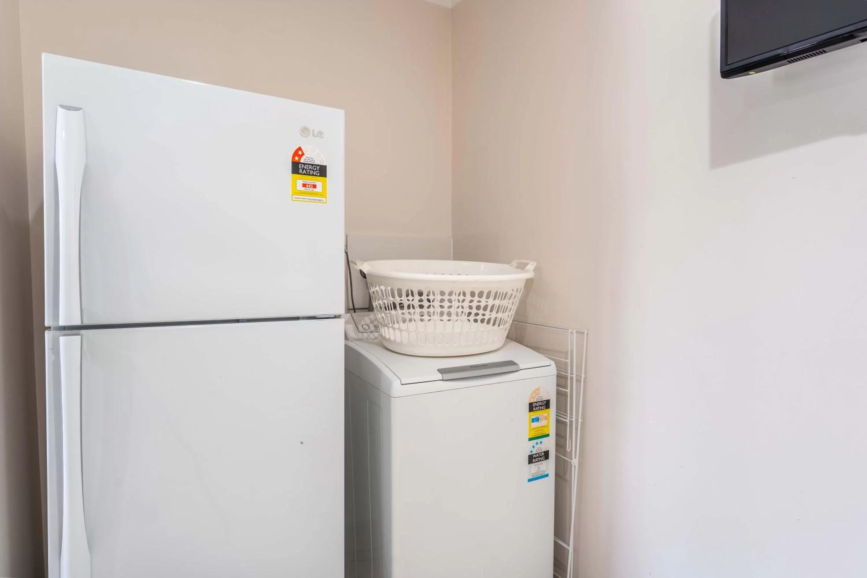 Kitchen/Kitchenette in Emerald Gardens Motel & Apartments