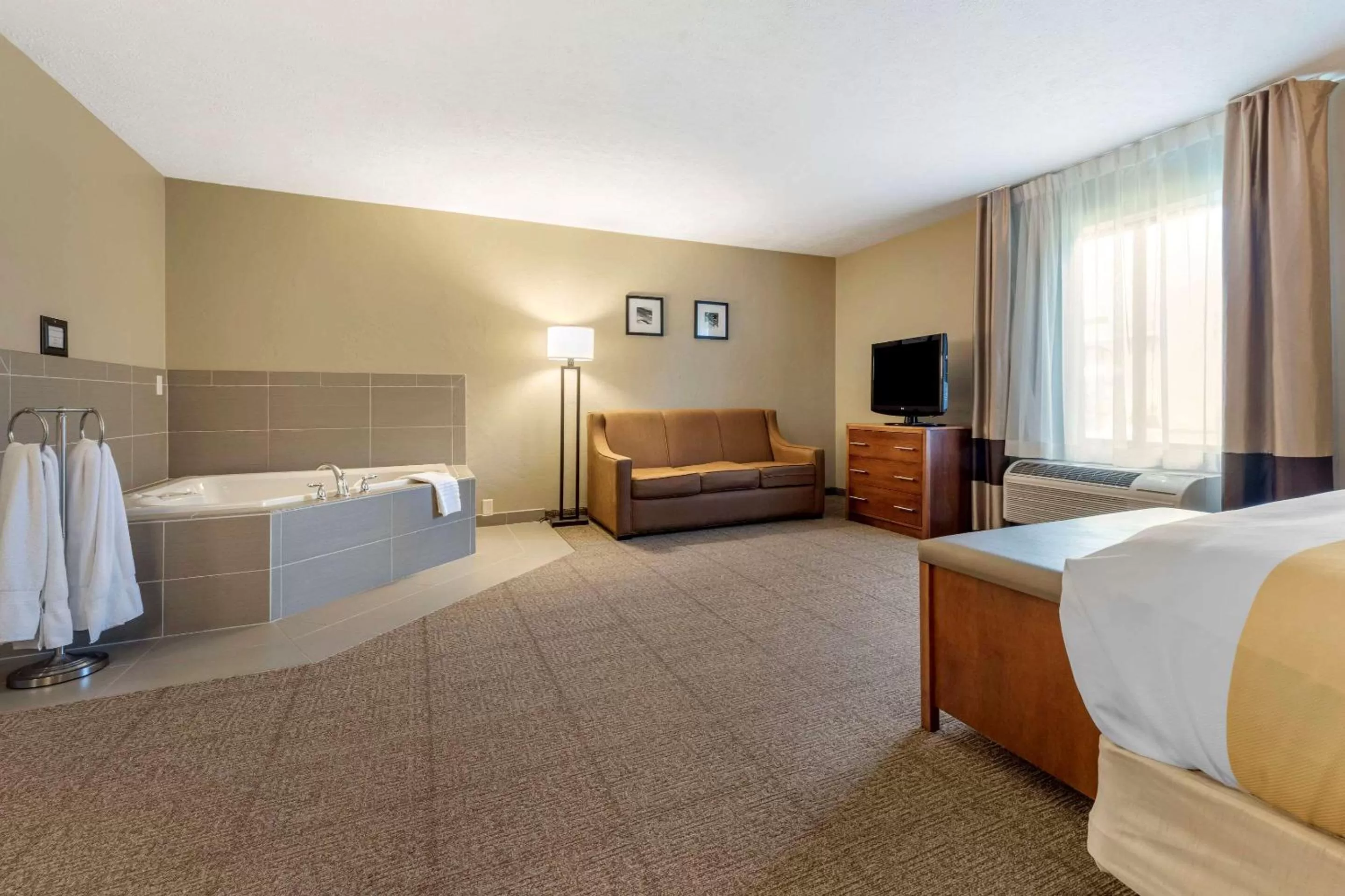 Photo of the whole room, Bed in Quality Inn Dover