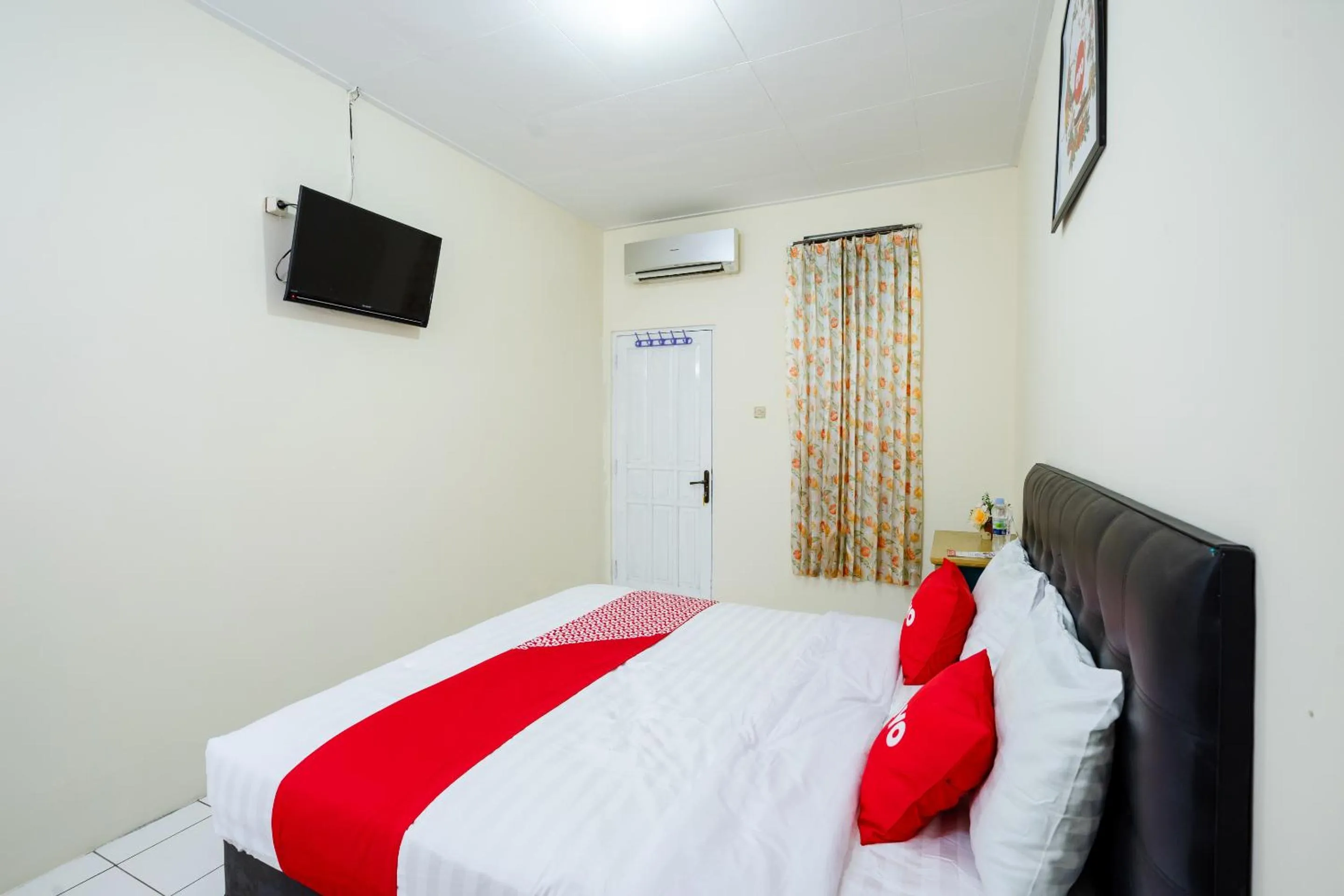 Bedroom, Bed in OYO 1962 Anugerah Wisata Hotel