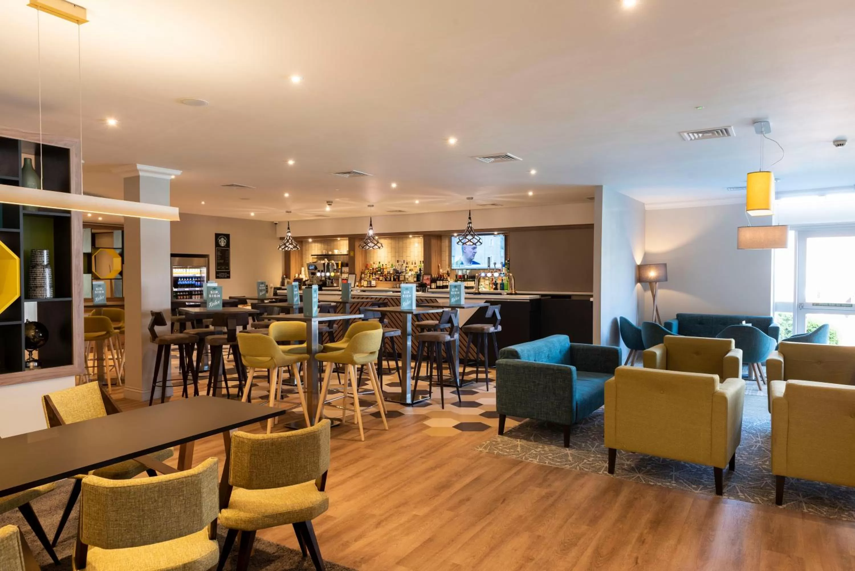 Lounge or bar in Holiday Inn Birmingham M6, Jct7 by IHG