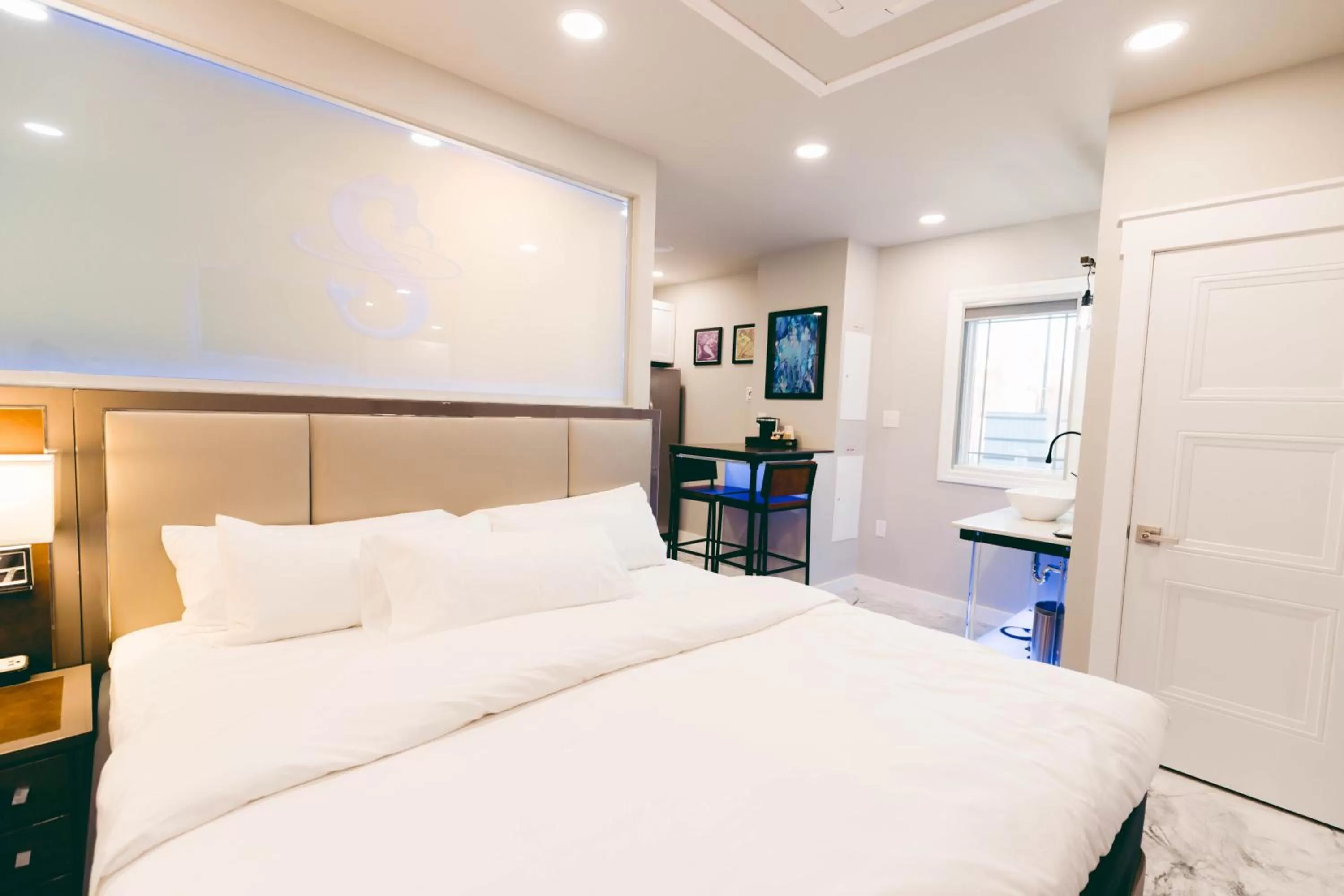 Bed in River Sirens Hotel-Contactless Check in Hotel