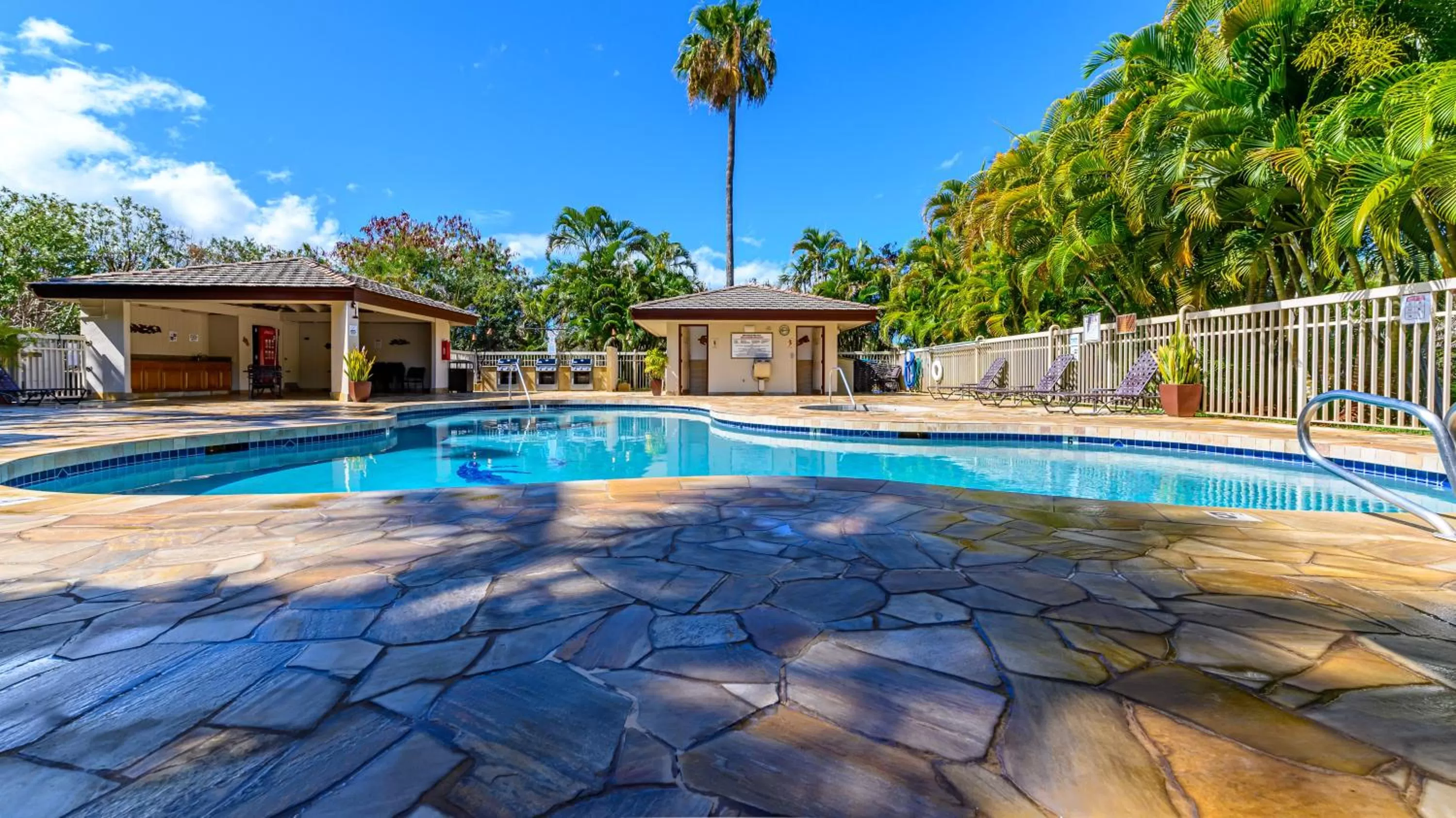 Swimming pool in Castle At Maui Banyan