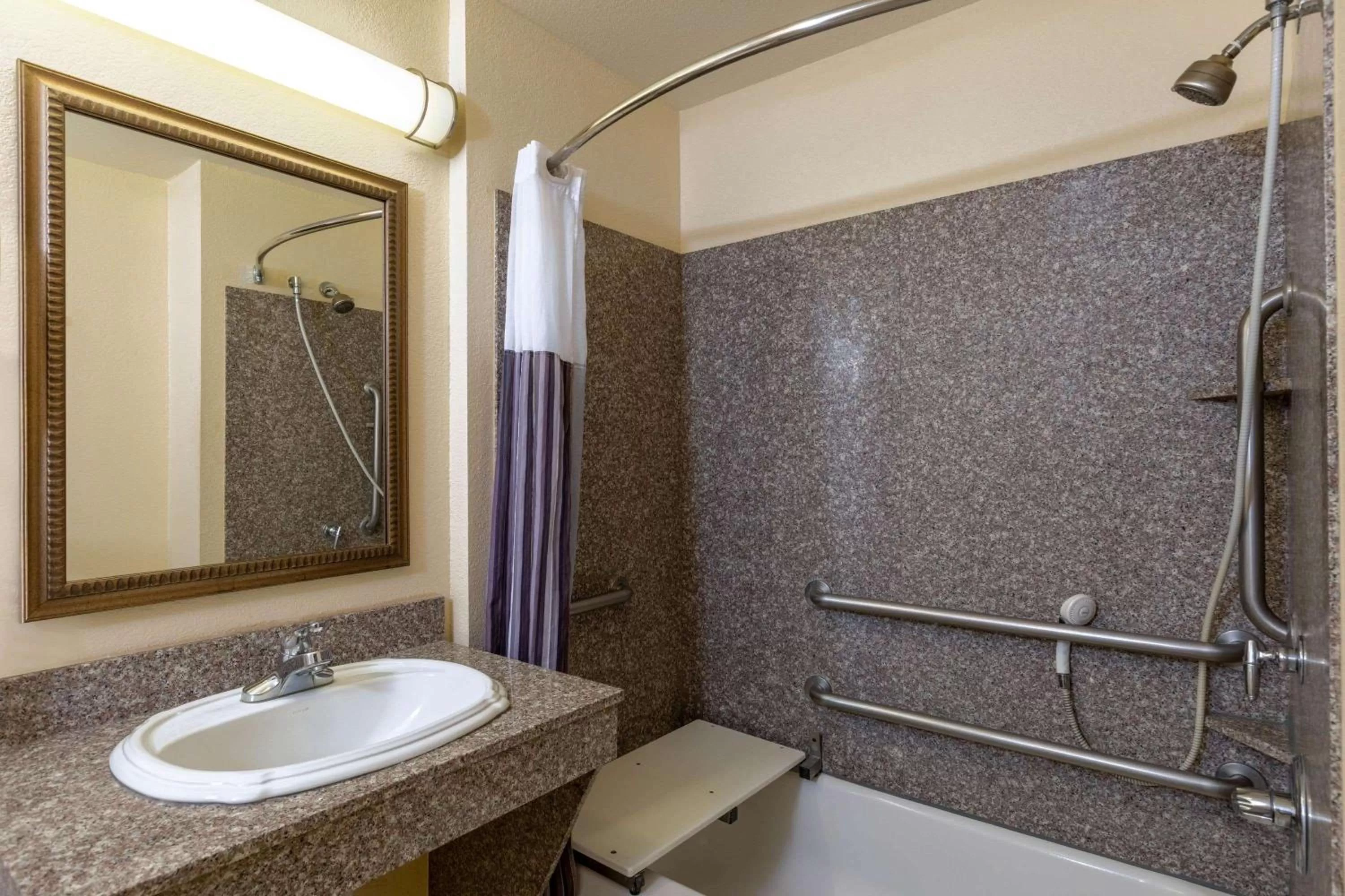 Bathroom in La Quinta by Wyndham Dodge City