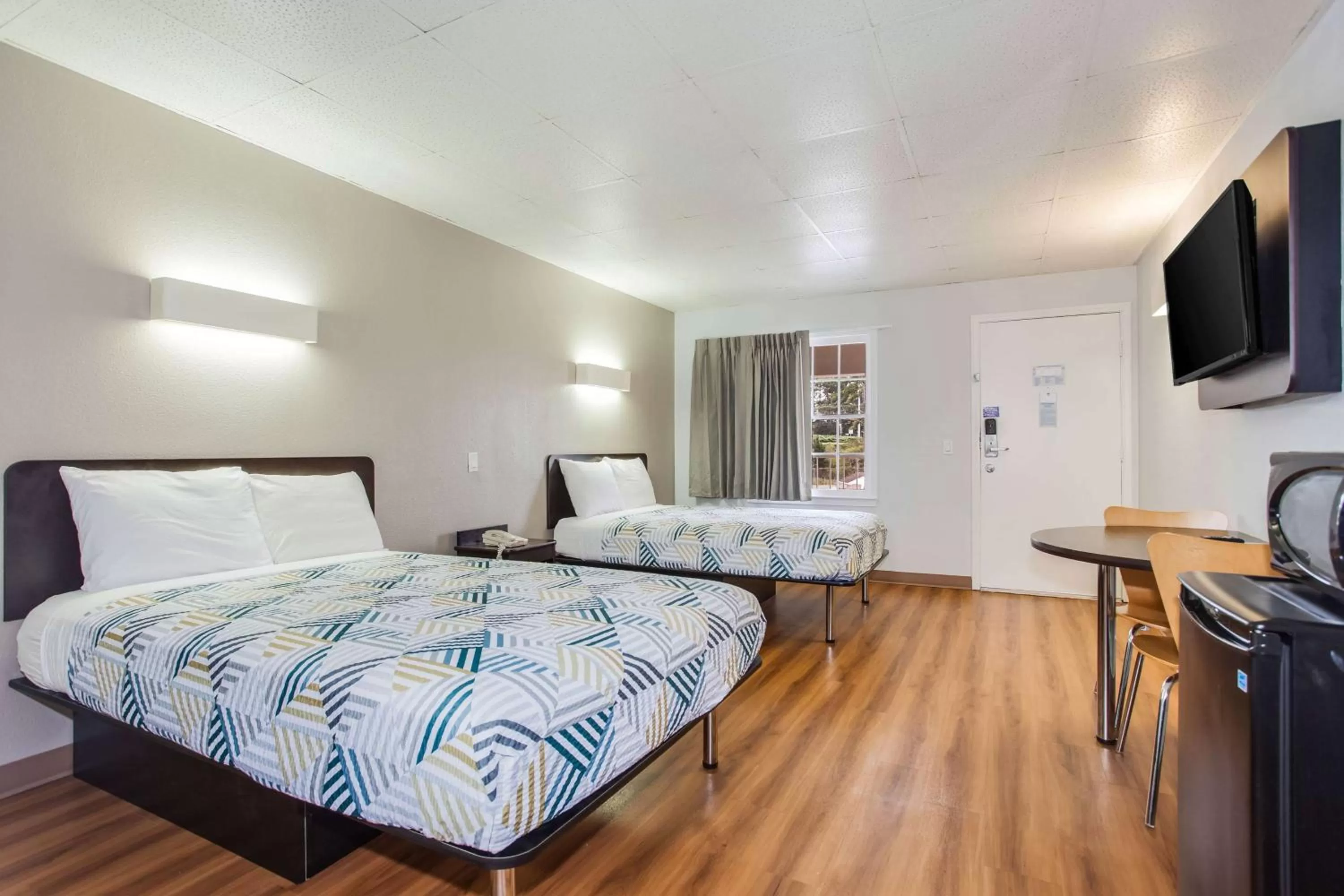 Photo of the whole room, Bed in Motel 6-Walterboro, SC