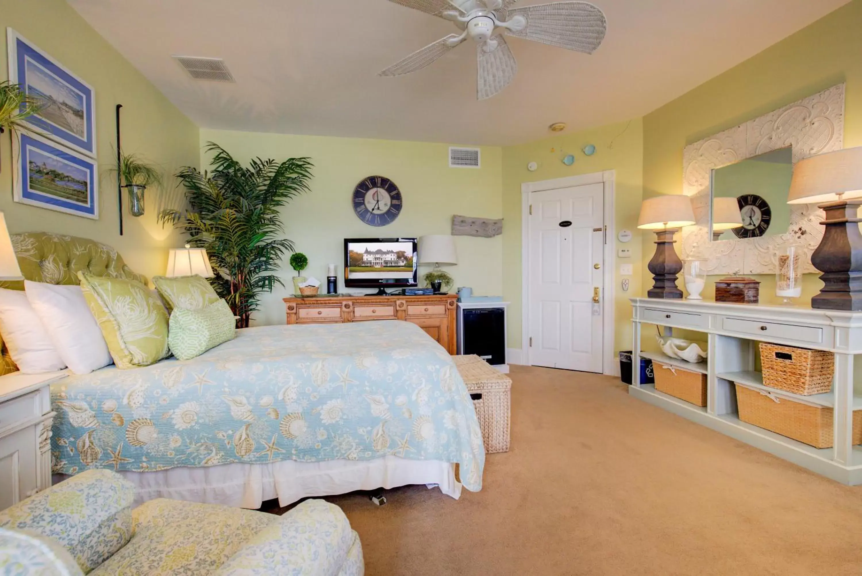 King Room with Balcony in The Hewitt Wellington Hotel King Room with Balcony in The Hewitt Wellington Hotel