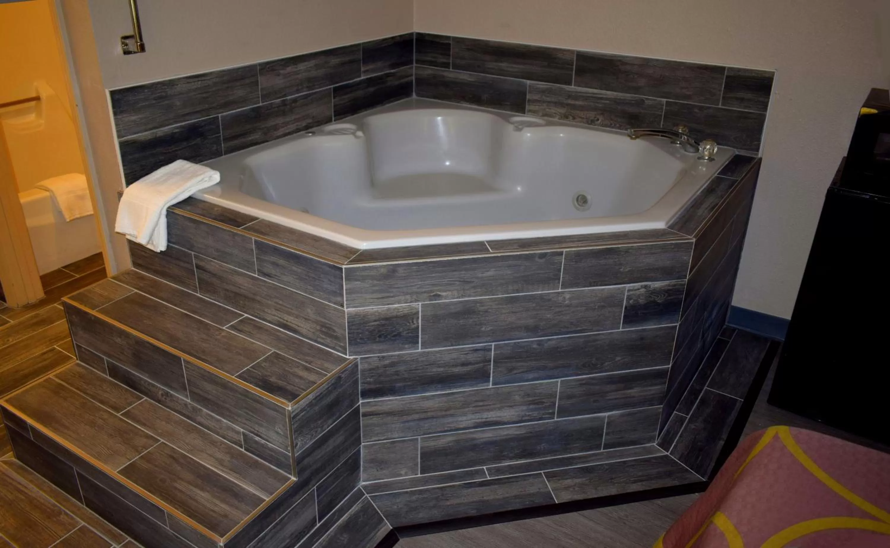 King Studio Suite - Non-Smoking in Super 8 by Wyndham Fort Chiswell Wytheville Area