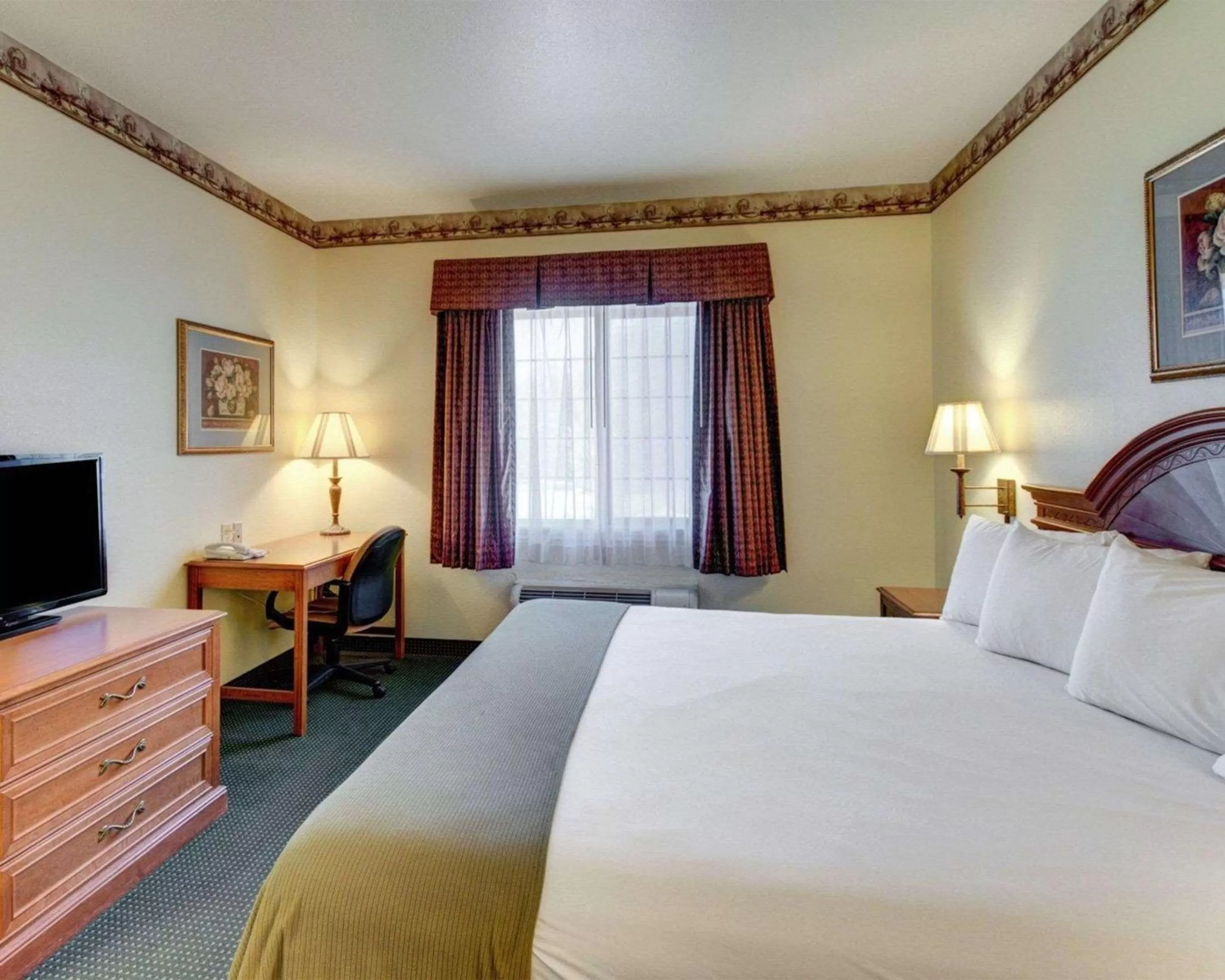 Photo of the whole room, Bed in Quality Inn & Suites Glen Rose