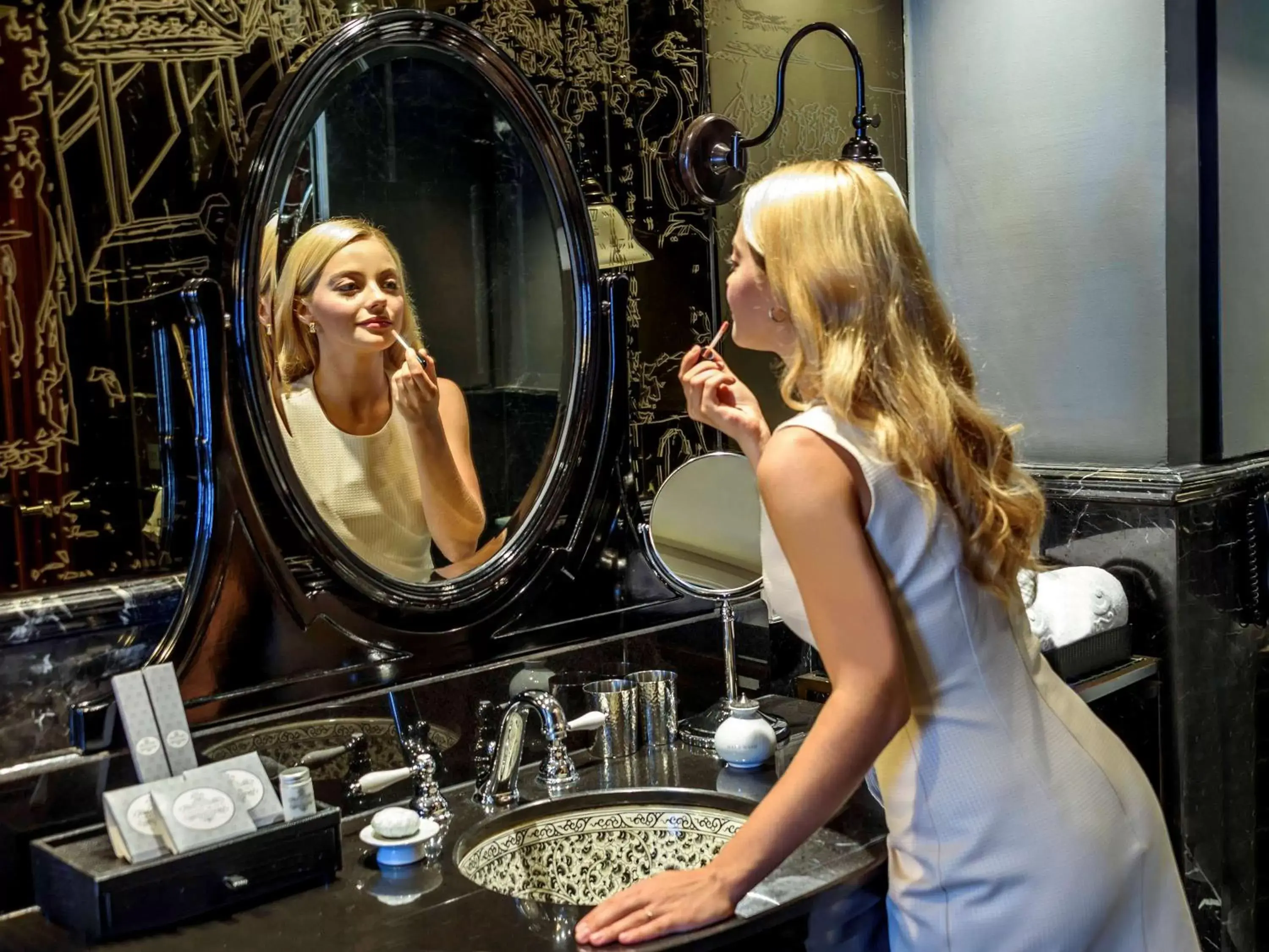 Jatu Deluxe Twin Room in Hotel Muse Bangkok Langsuan - MGallery Jatu Deluxe Twin Room in Hotel Muse Bangkok Langsuan - MGallery