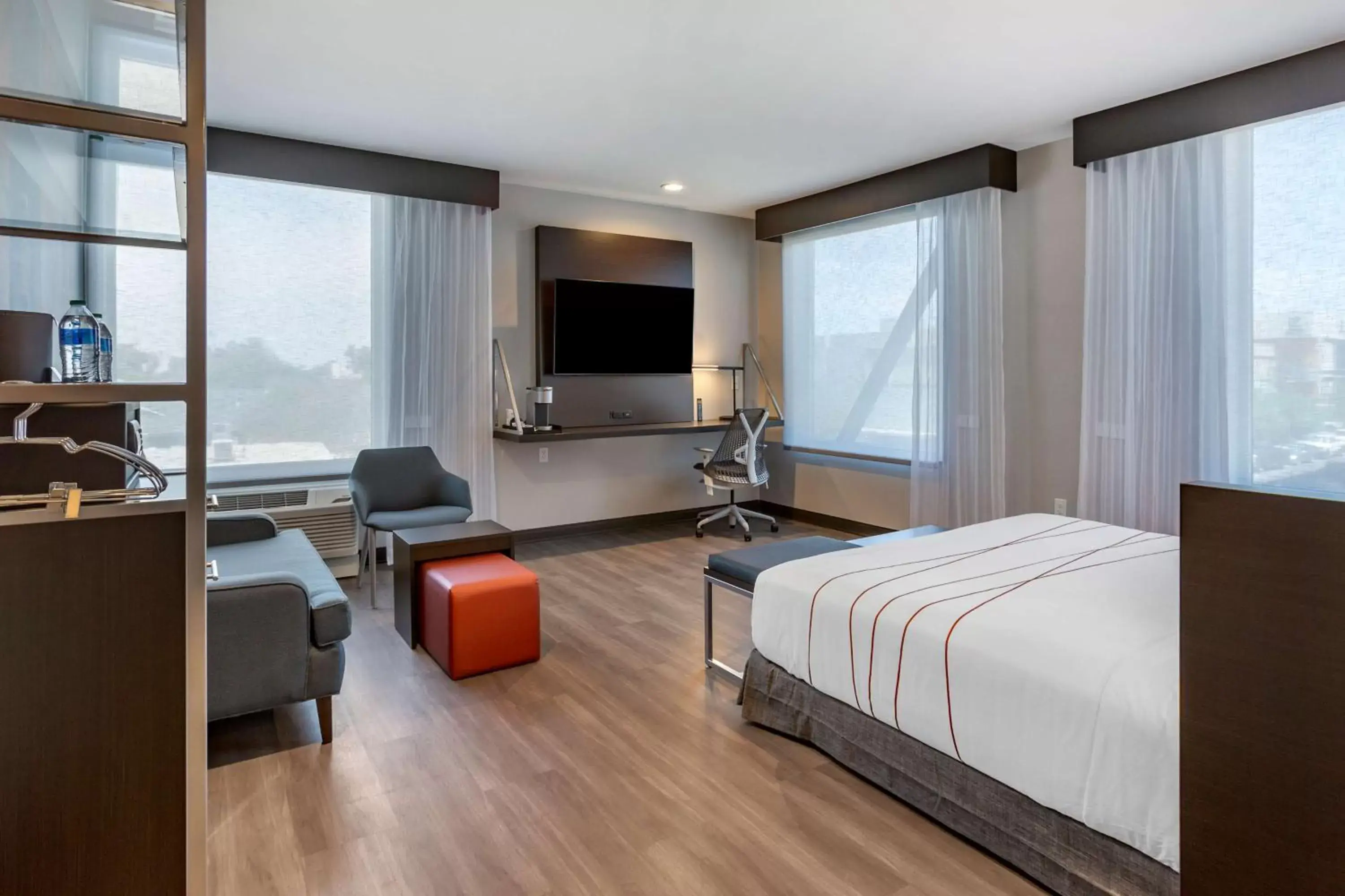 King Corner Room with Rain Shower - Non-Smoking in Vīb Hotel by Best Western Phoenix - Tempe King Corner Room with Rain Shower - Non-Smoking in Vīb Hotel by Best Western Phoenix - Tempe