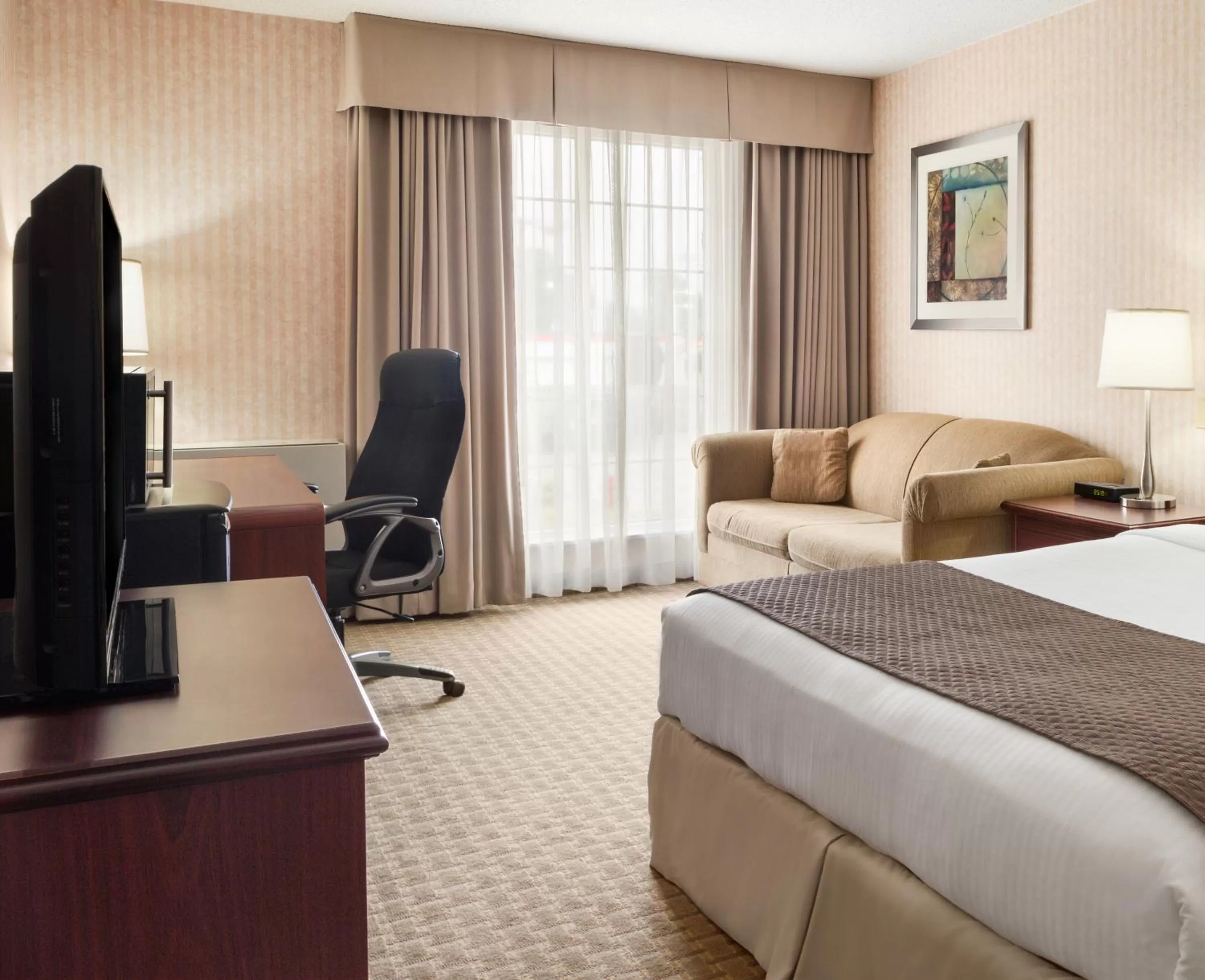 Photo of the whole room, Bed in Days Inn by Wyndham Brantford