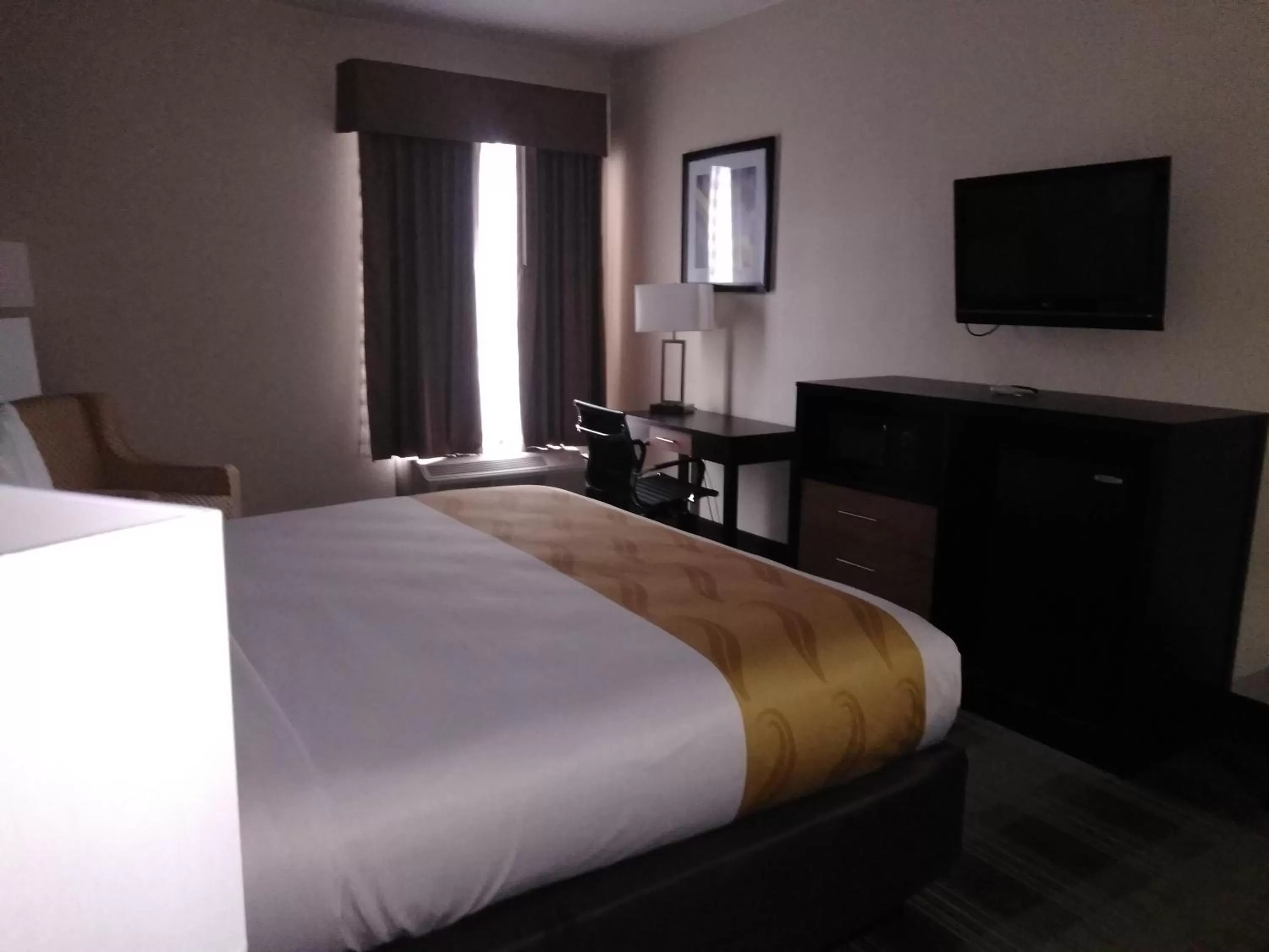 Bed in Quality Inn & Suites Mount Vernon