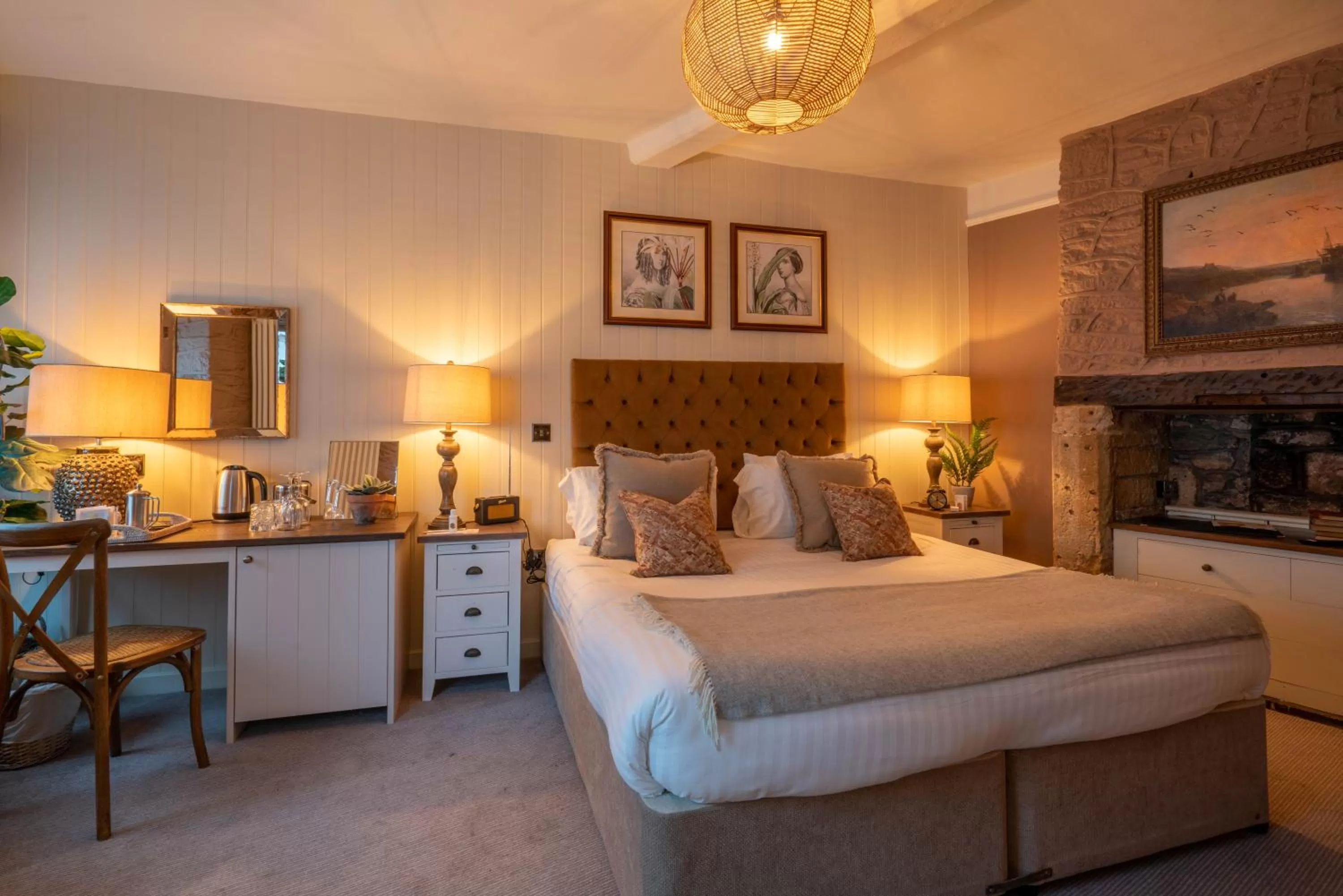 Bed in The George Inn & Plaine