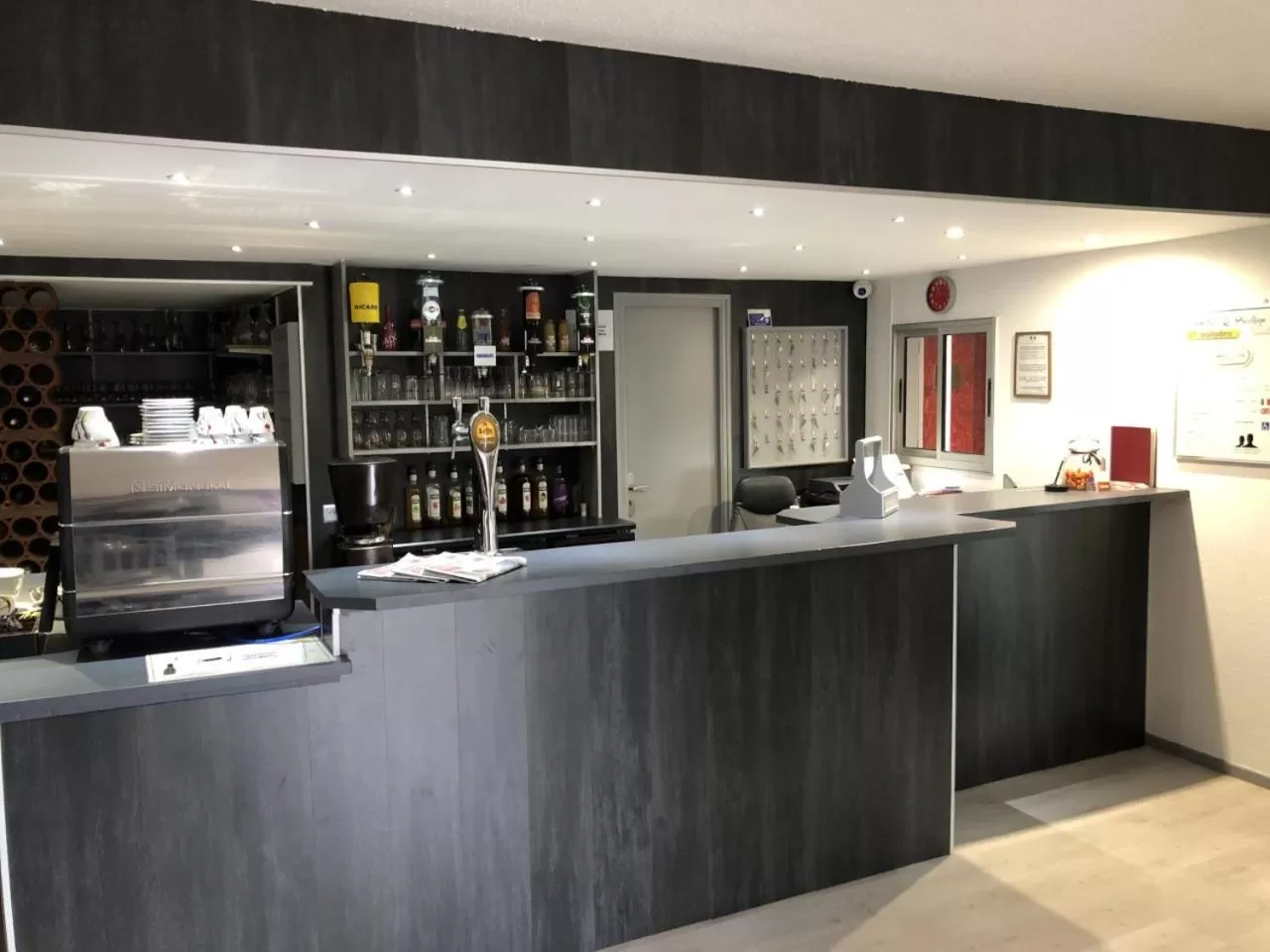 Lobby or reception in Hôtel Restaurant le Privilège - authentic by balladins