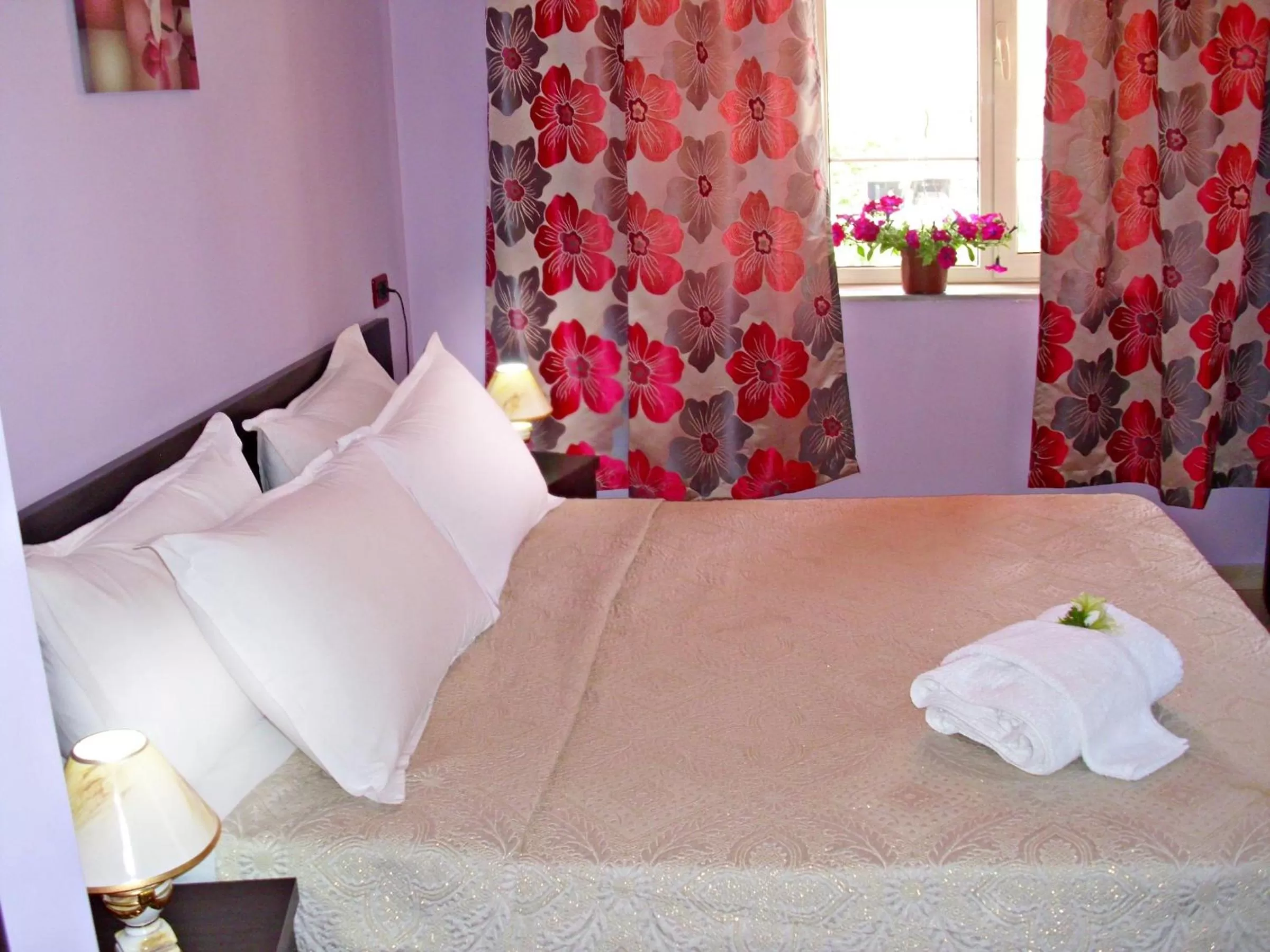 Bed in Jolly City Center Hotel