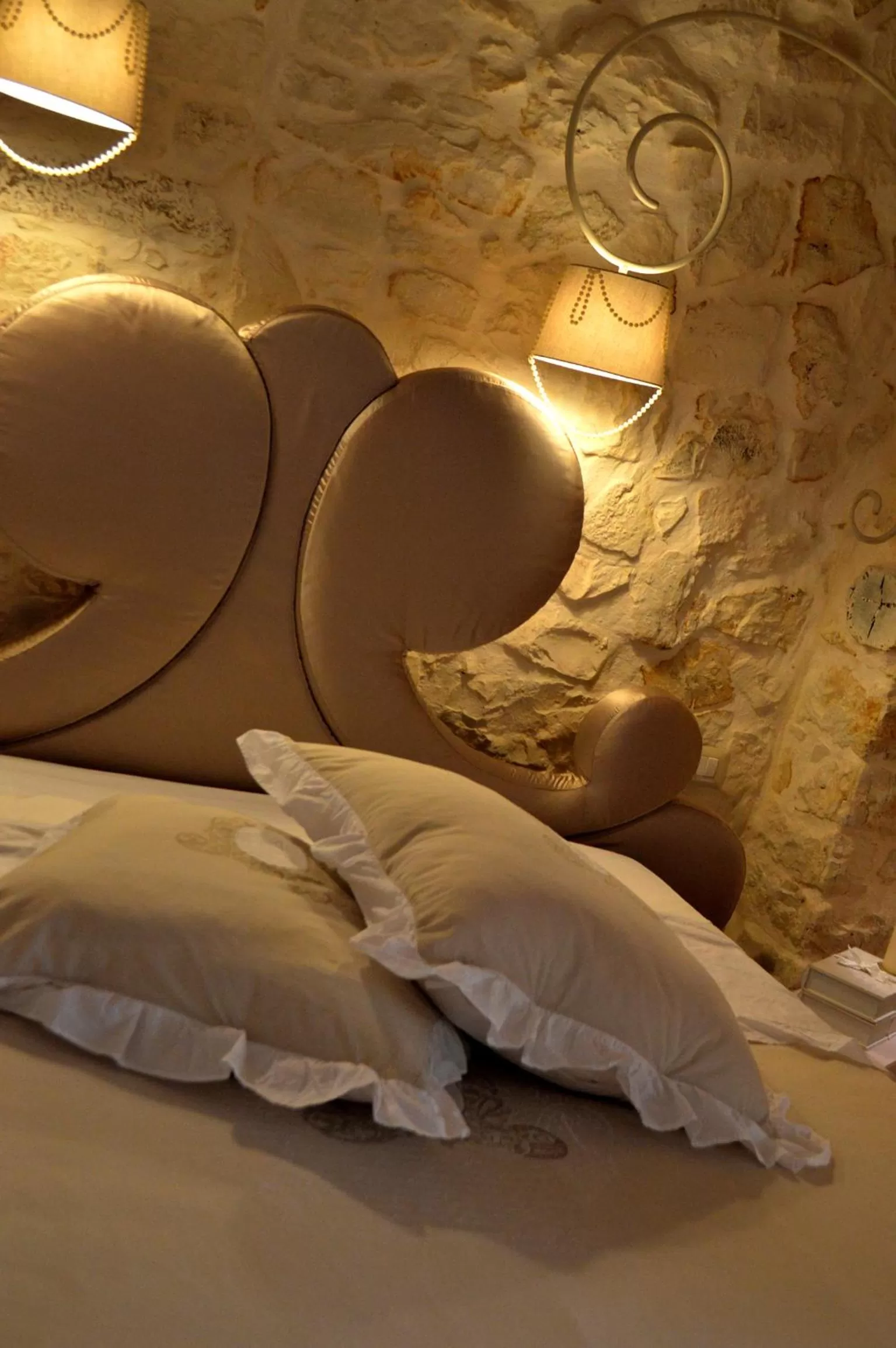 Decorative detail, Bed in Albergo Diffuso Dimora Rossi B&B