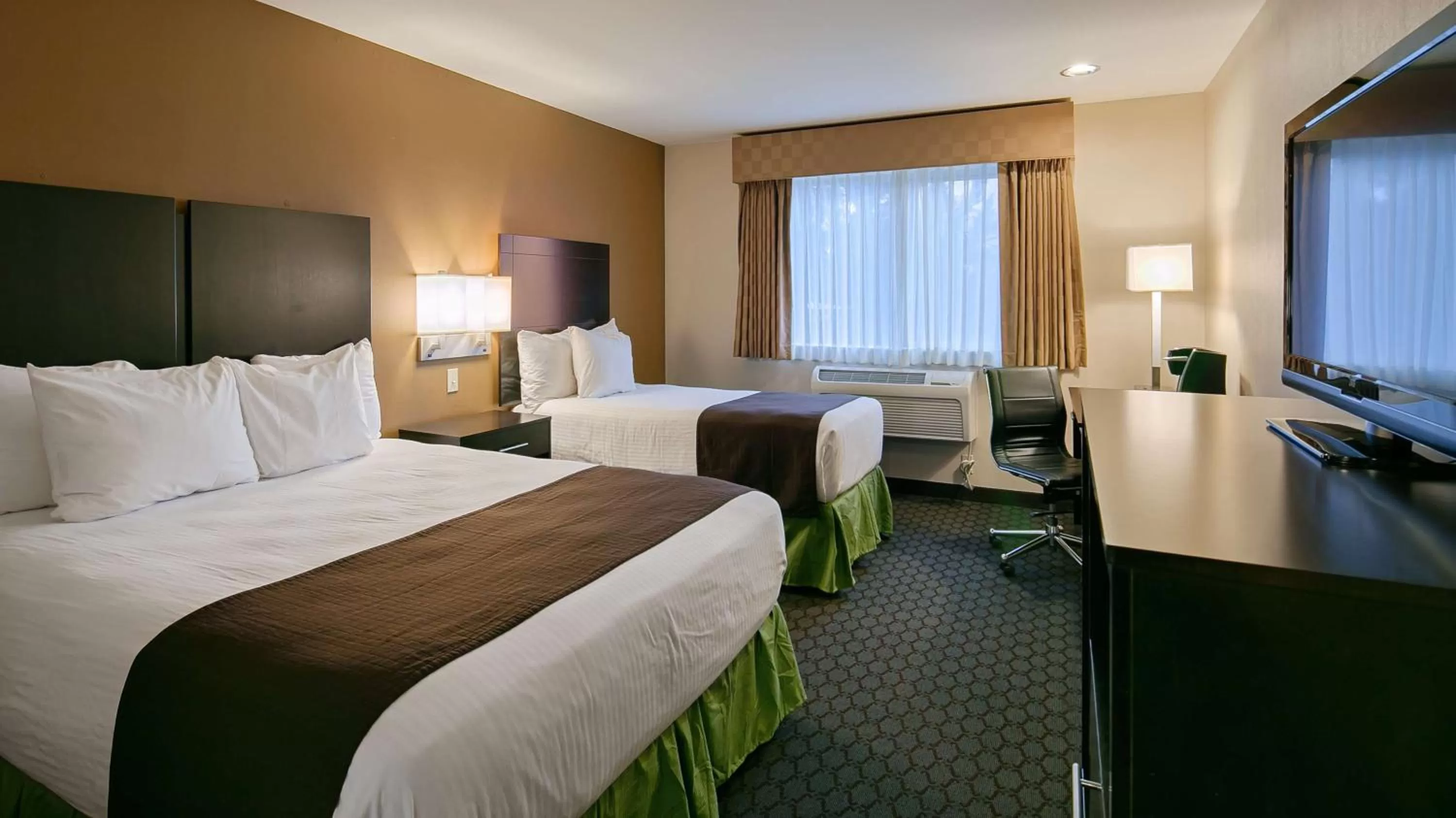 Room with One Queen Bed and One Single Bed - Non-Smoking in Best Western Sky Valley Inn